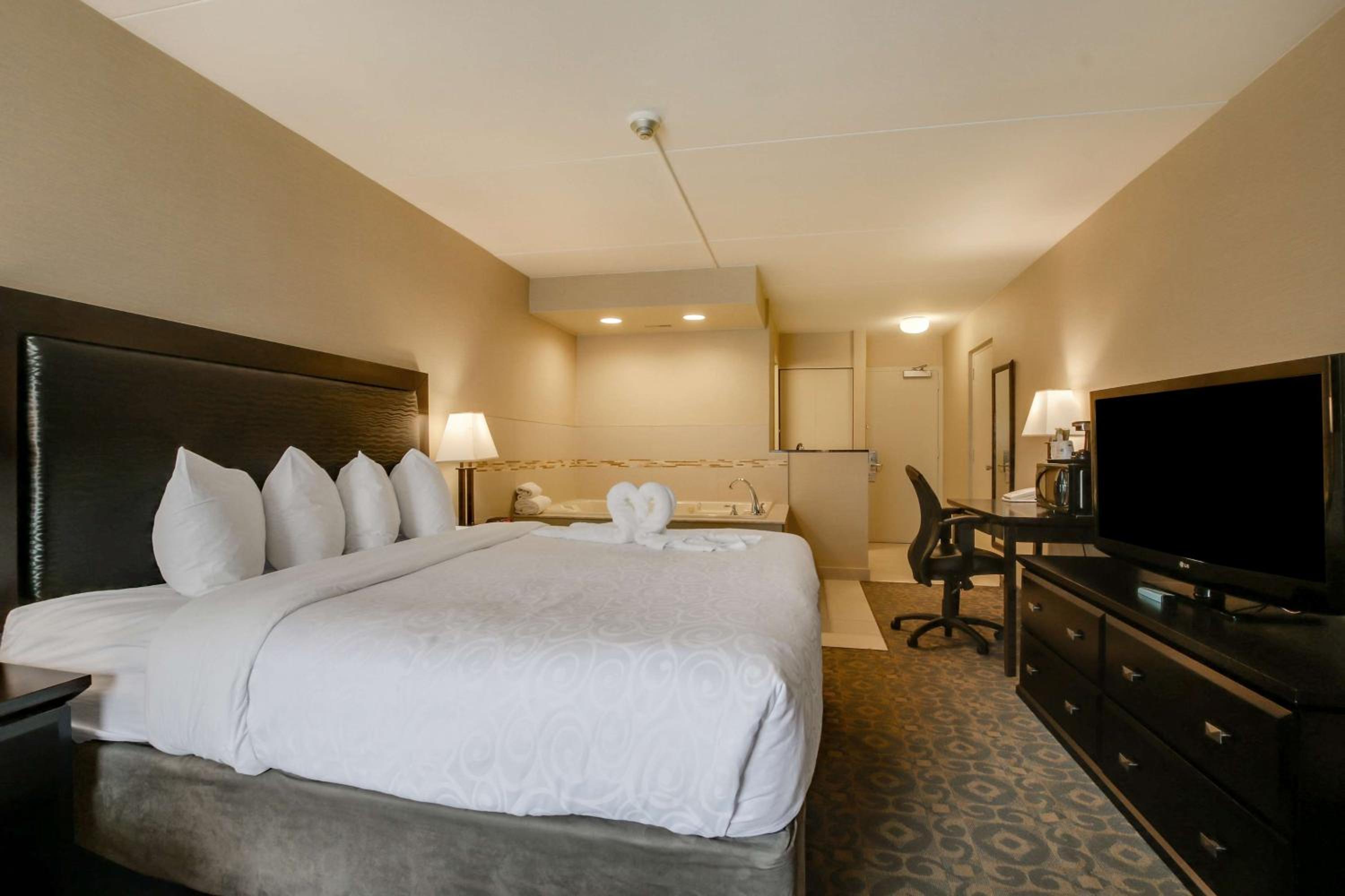 King Room with Spa Bath - East Wing/Non-Smoking photo 2