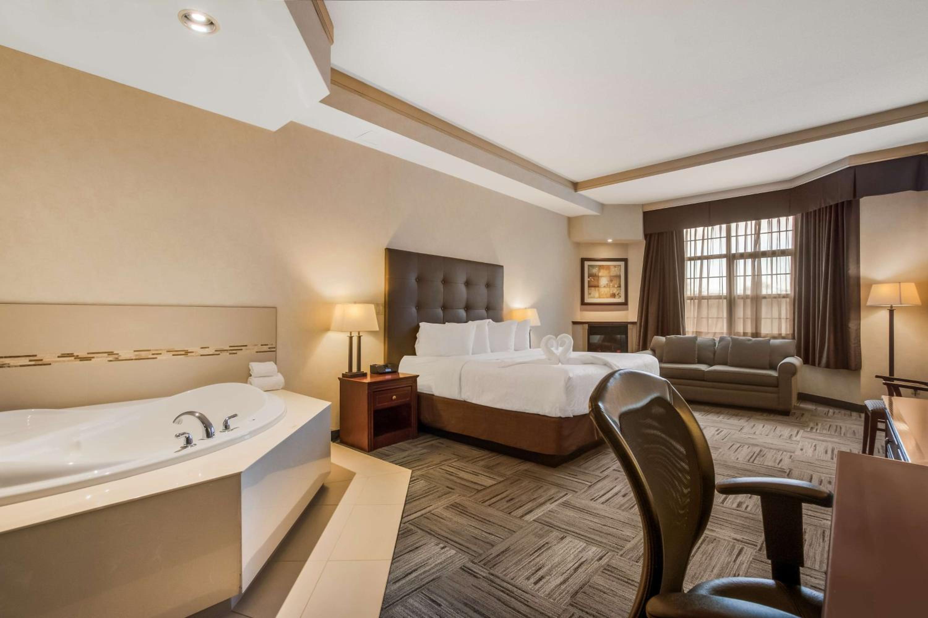 King Room with Whirlpool - Photo 2