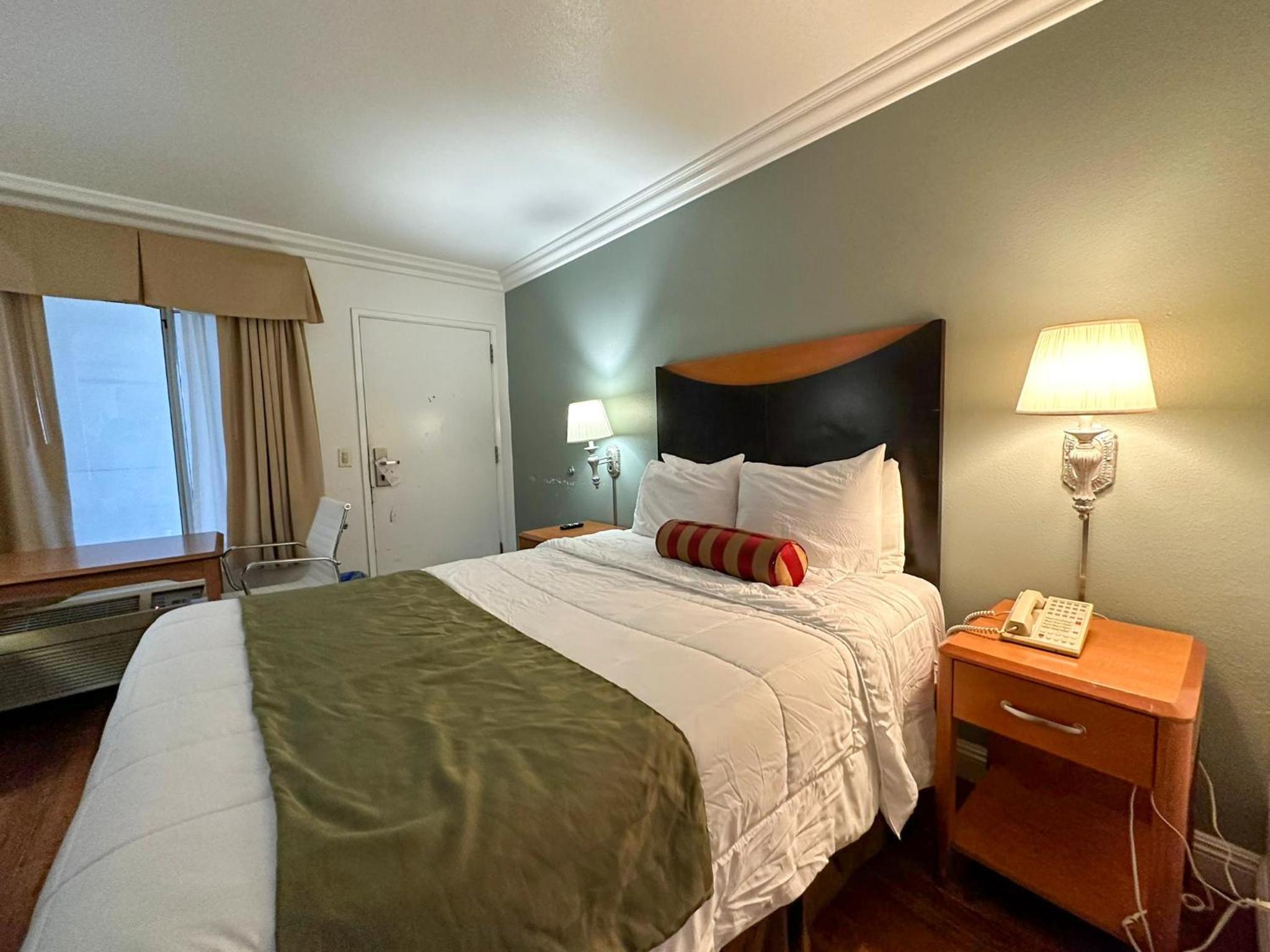 Queen Room photo 3