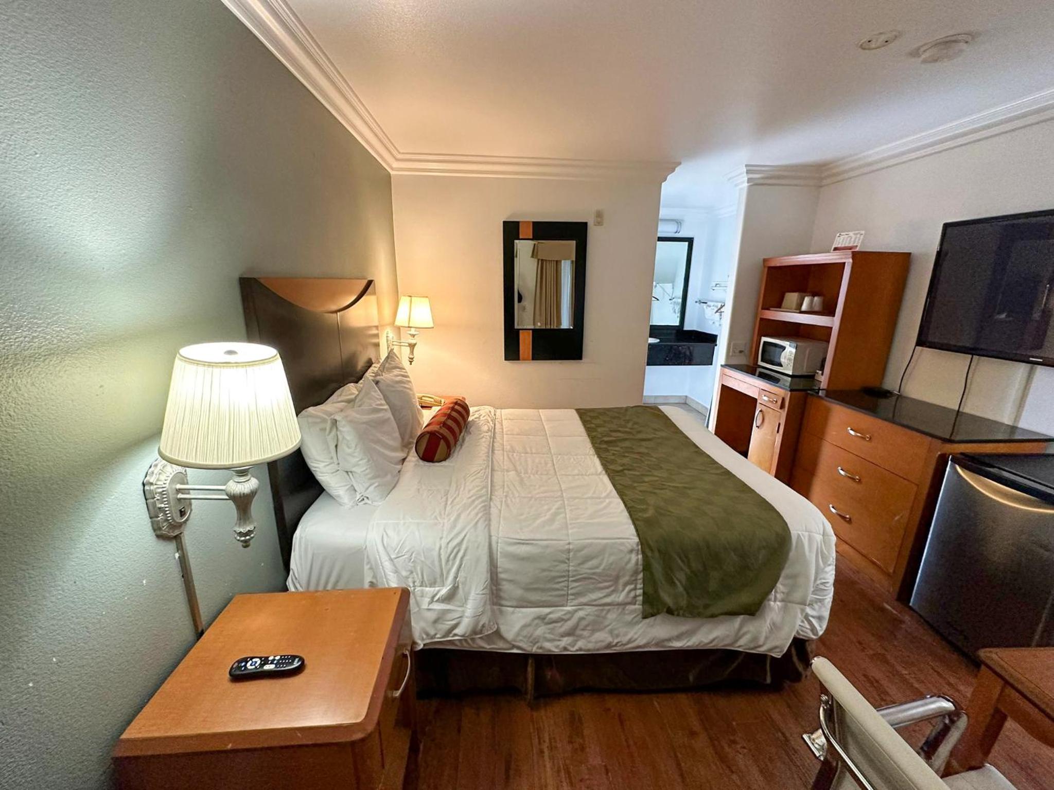 Queen Room photo 1