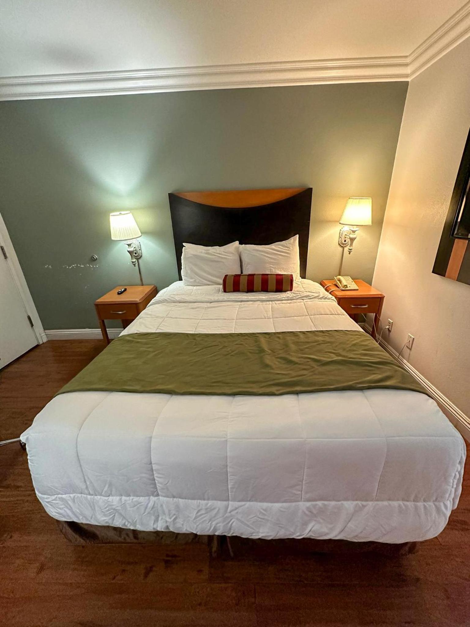 Queen Room photo 2