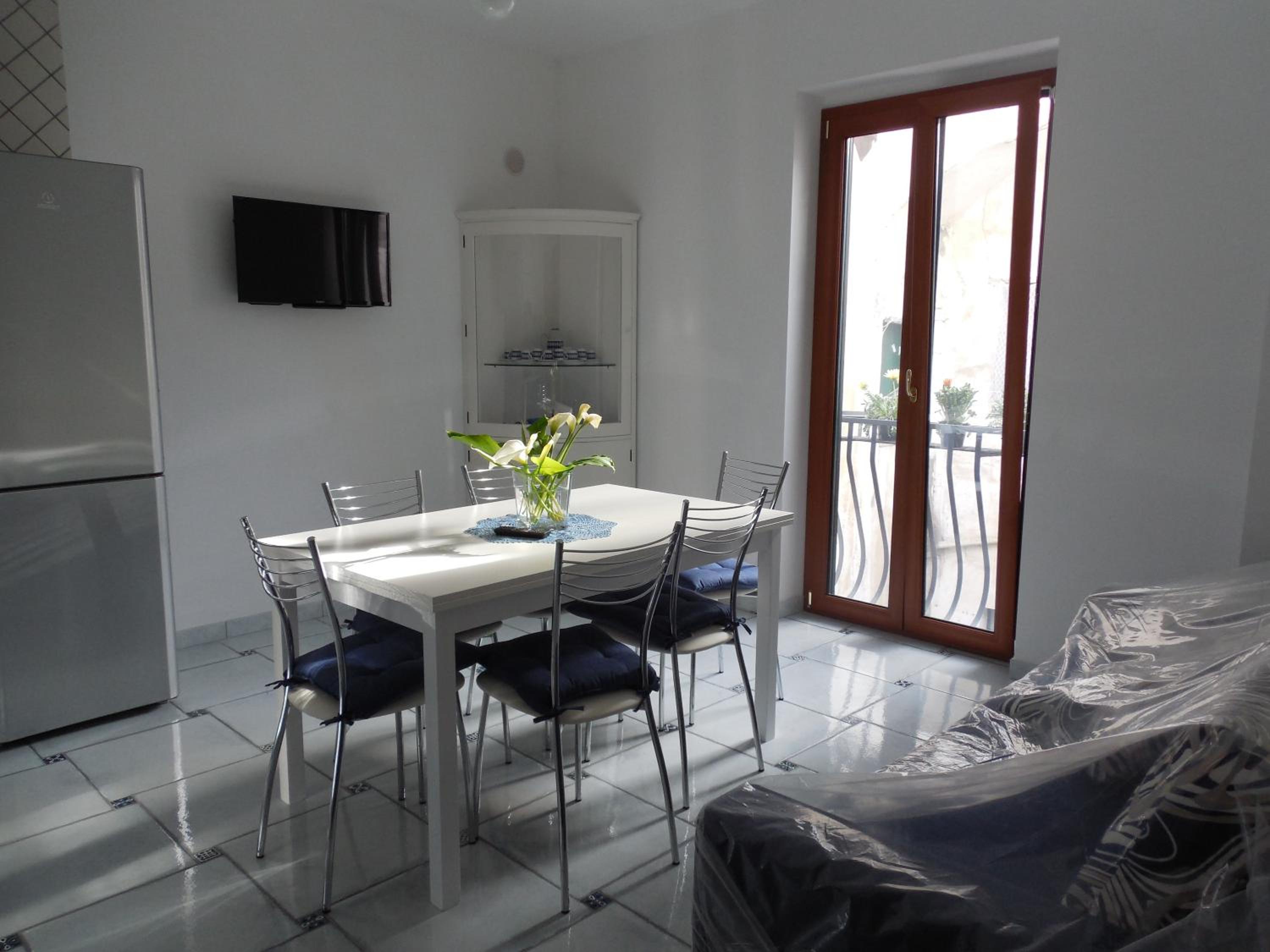 Two-Bedroom House - Photo 3
