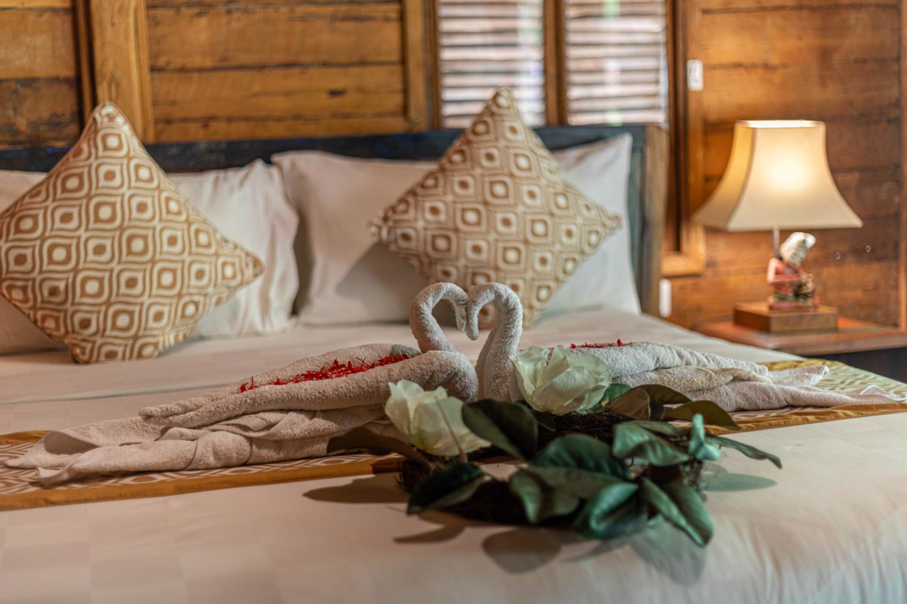 Deluxe Wooden Bungalow Double - Photo 19
