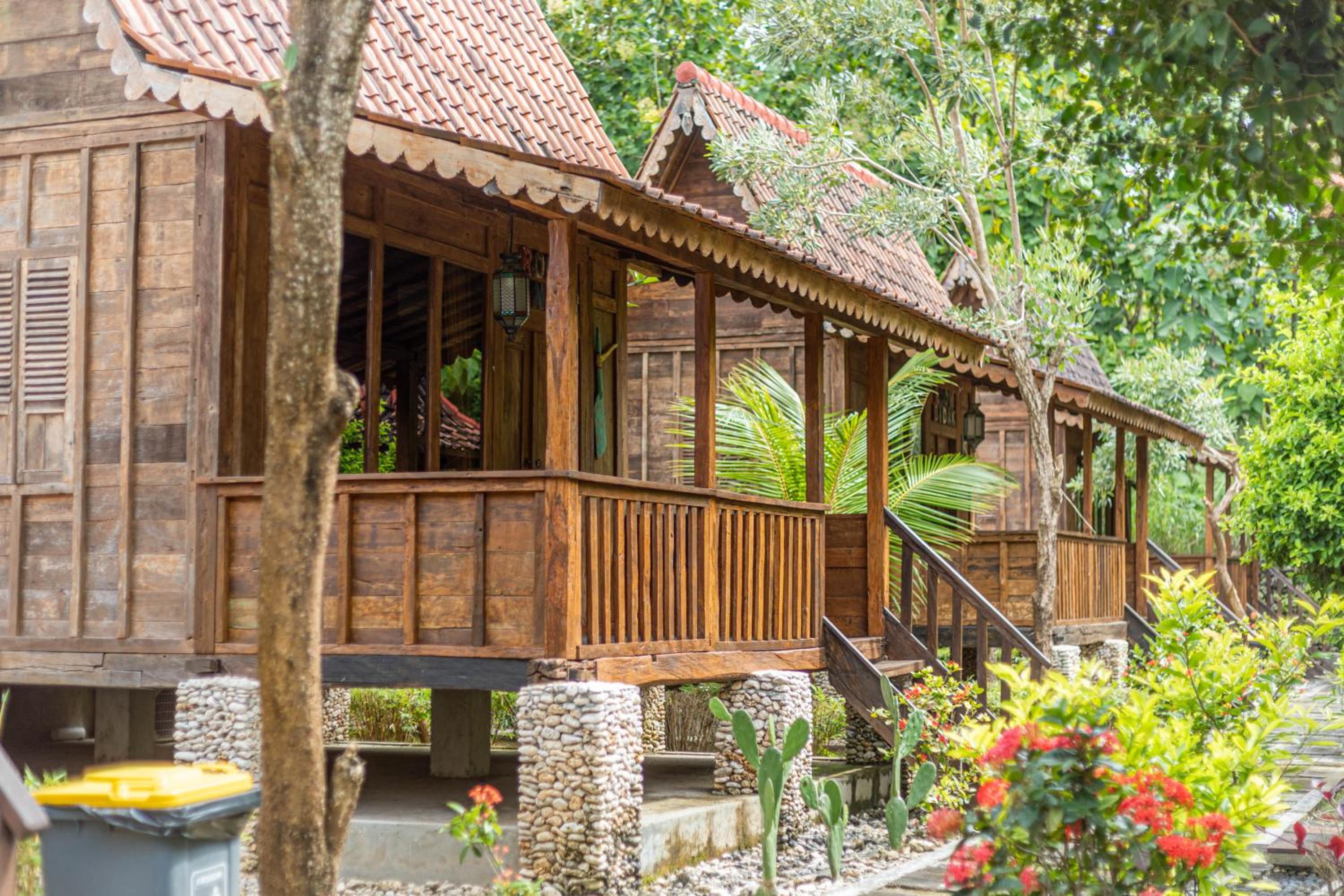 Deluxe Wooden Bungalow Double - Photo 8