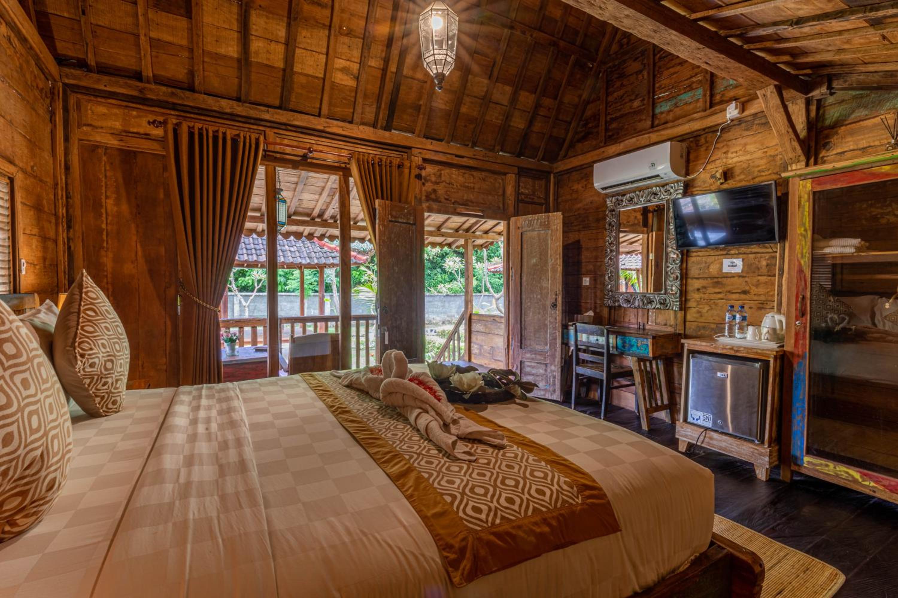 Deluxe Wooden Bungalow Double - Photo 1