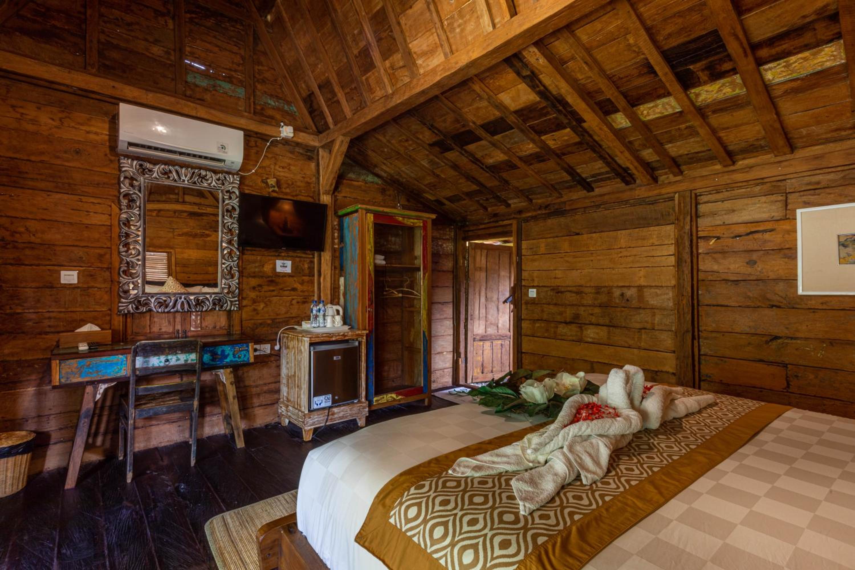 Deluxe Wooden Bungalow Double - Photo 13