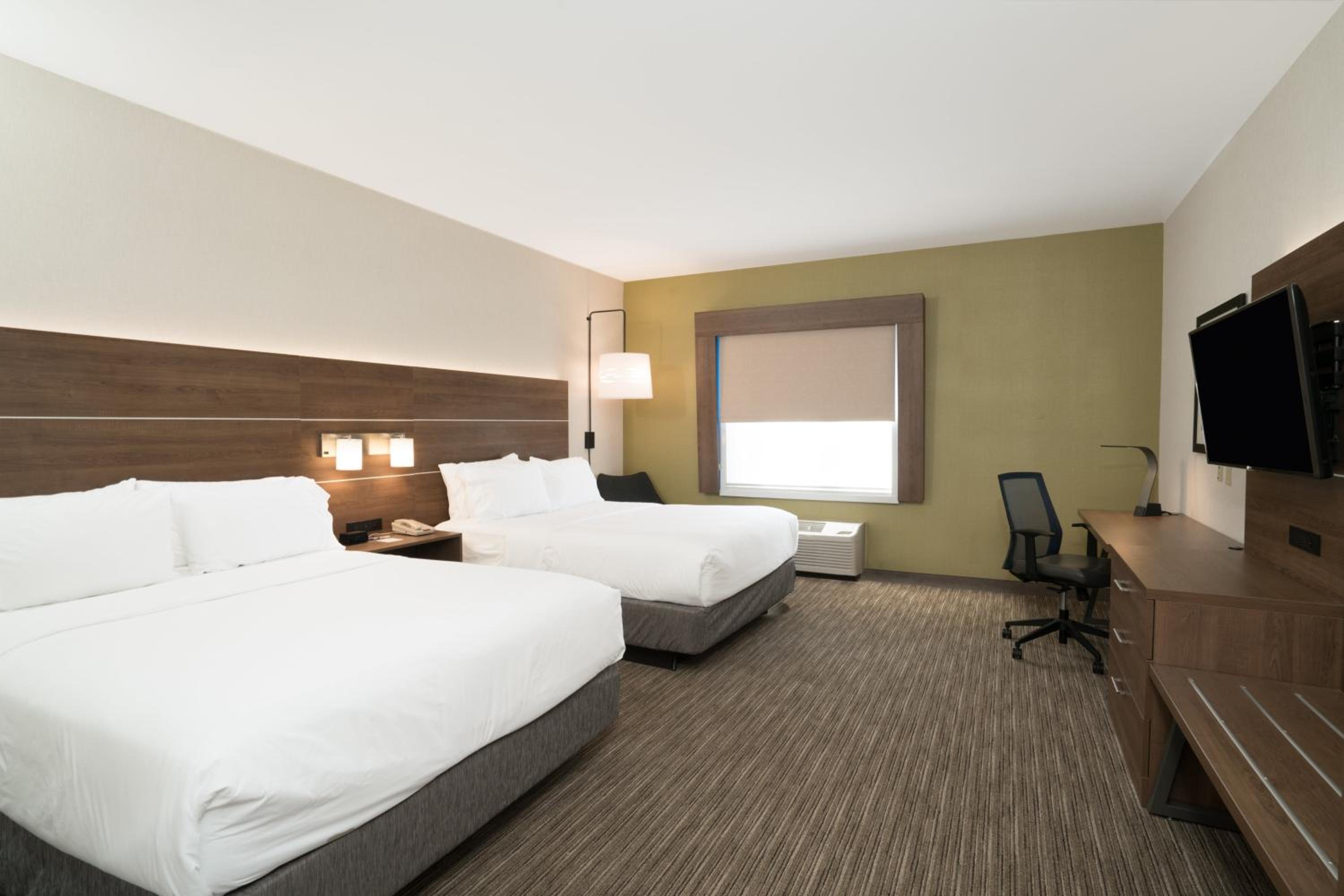 Standard Queen Room with Two Queen Beds - Photo 4