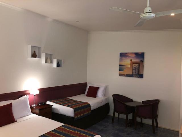Studio with Queen Bed and Single Bed photo 2