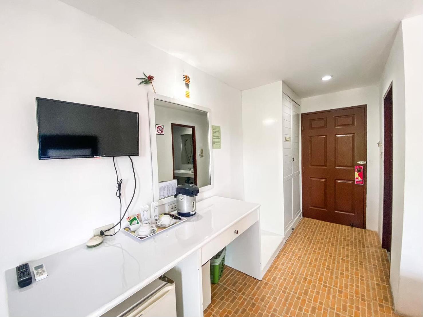Deluxe Room with Mountain View - Photo 8