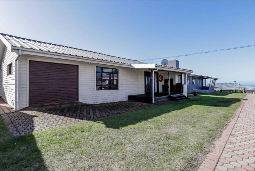 Three-Bedroom House photo 3