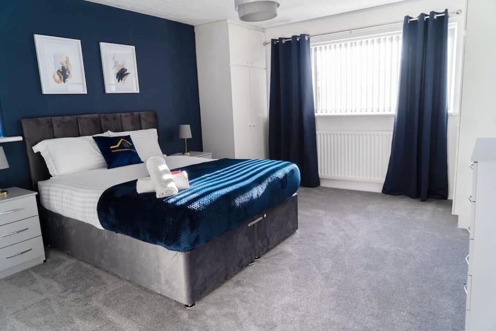 Five-Bedroom House photo 1