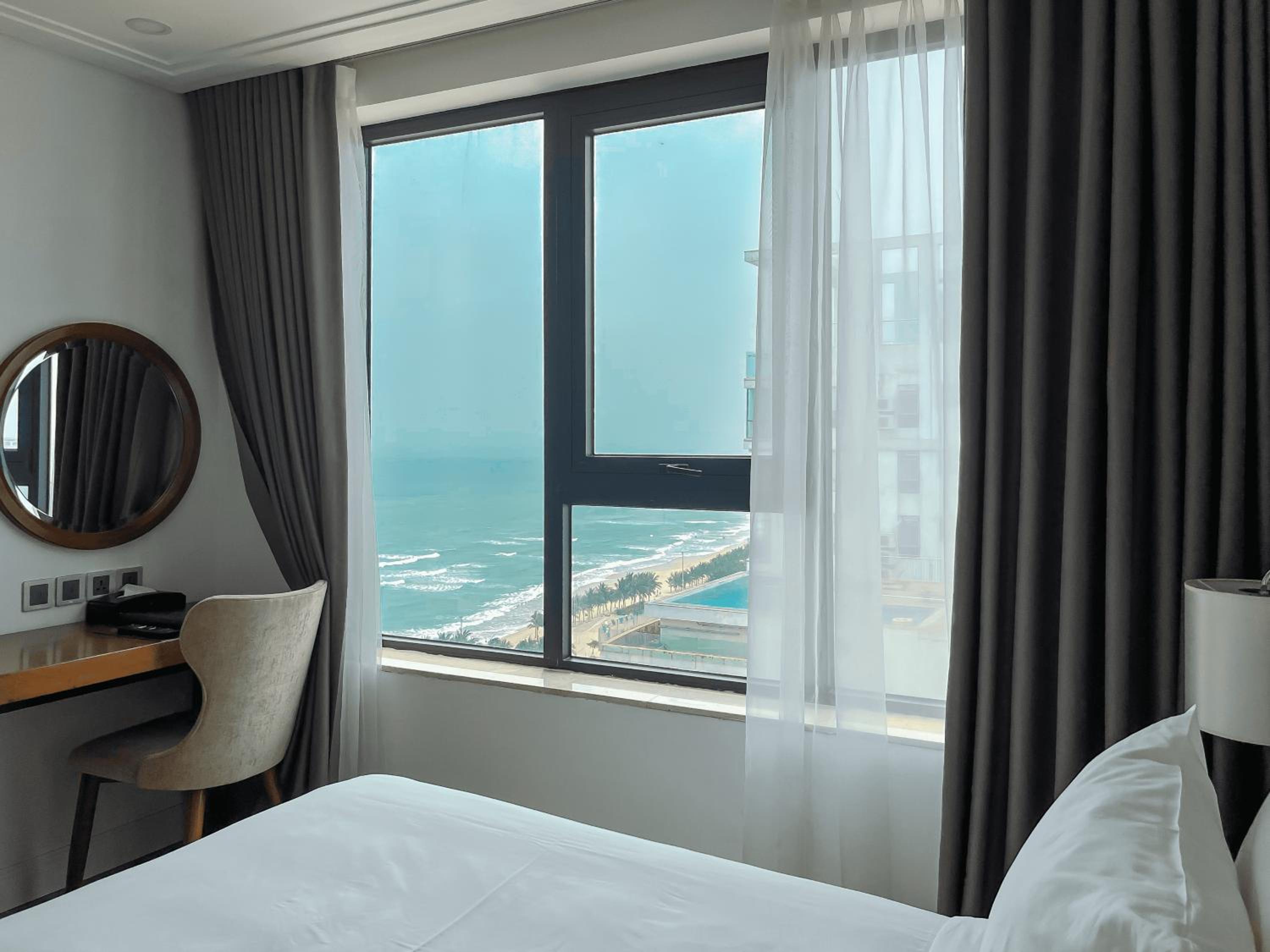 Deluxe King Room with Partial Sea View - High floor