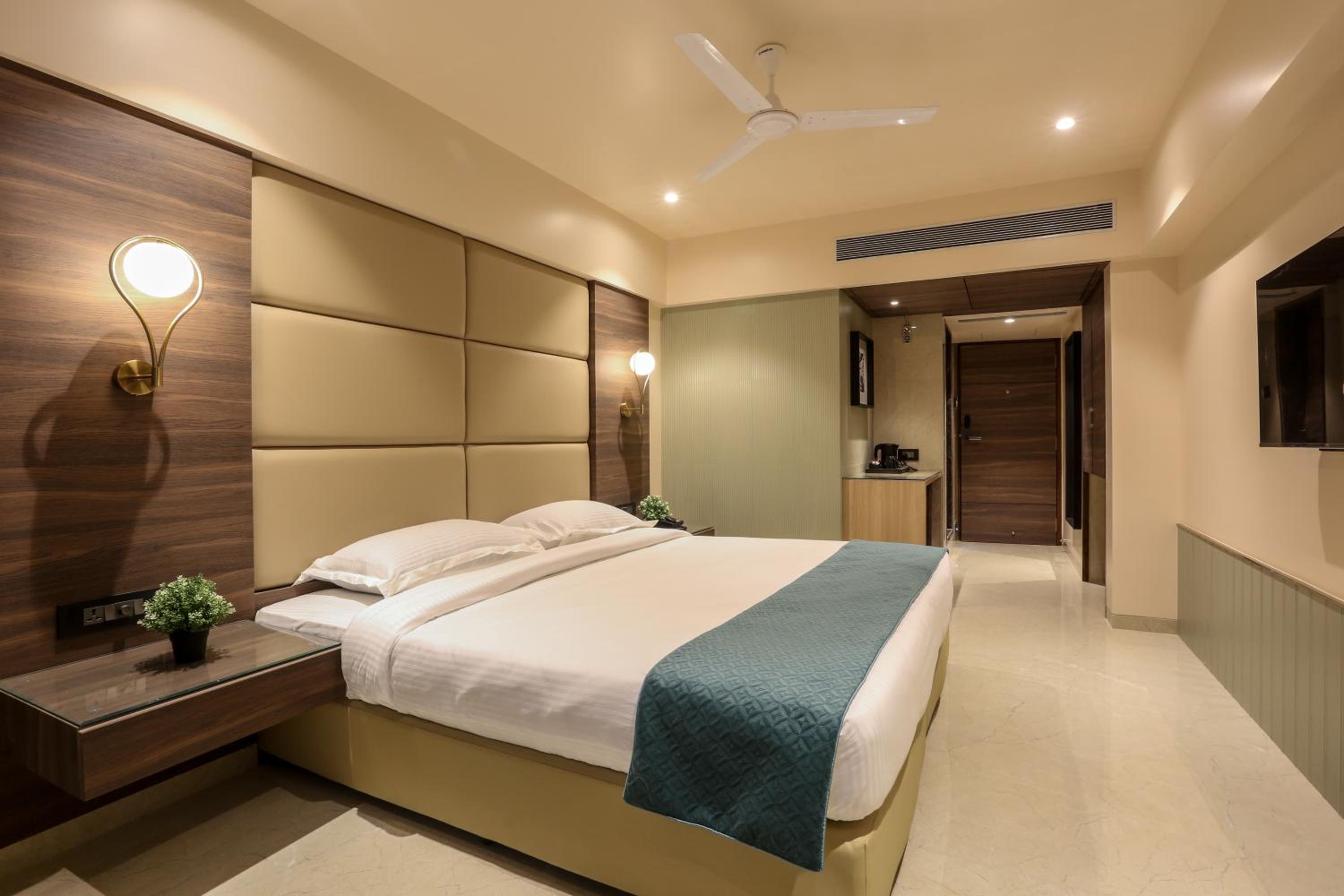 Club Room Single photo 3