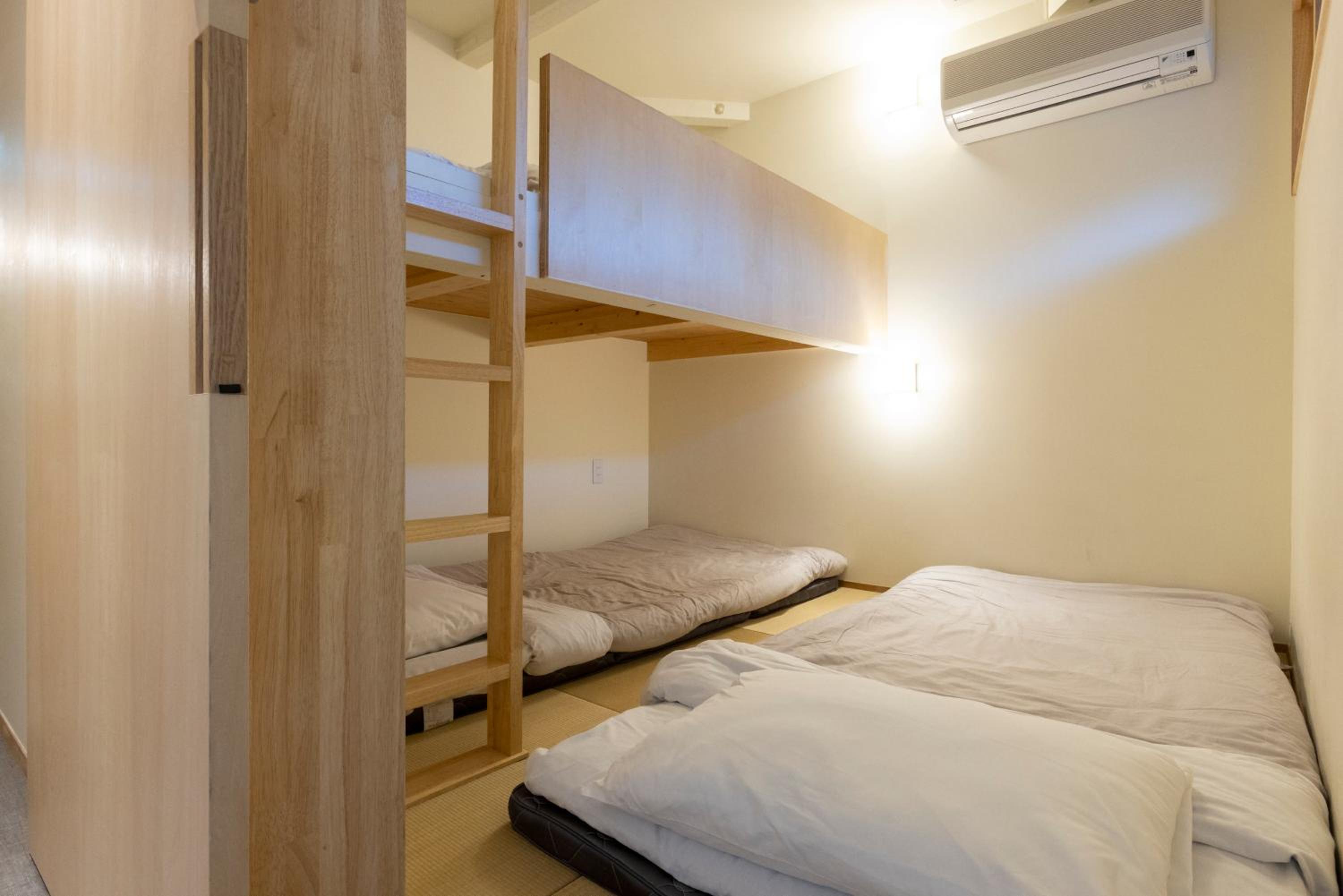 Basic Triple Room with Shared Bathroom photo 1