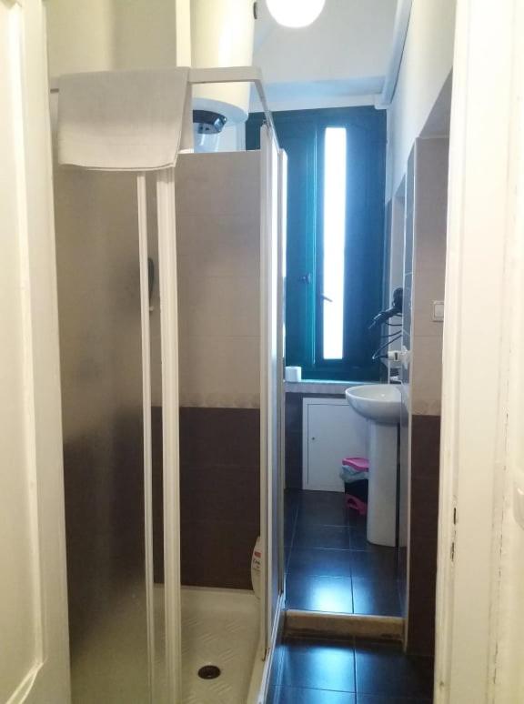 Double Room with Private Bathroom - Photo 4