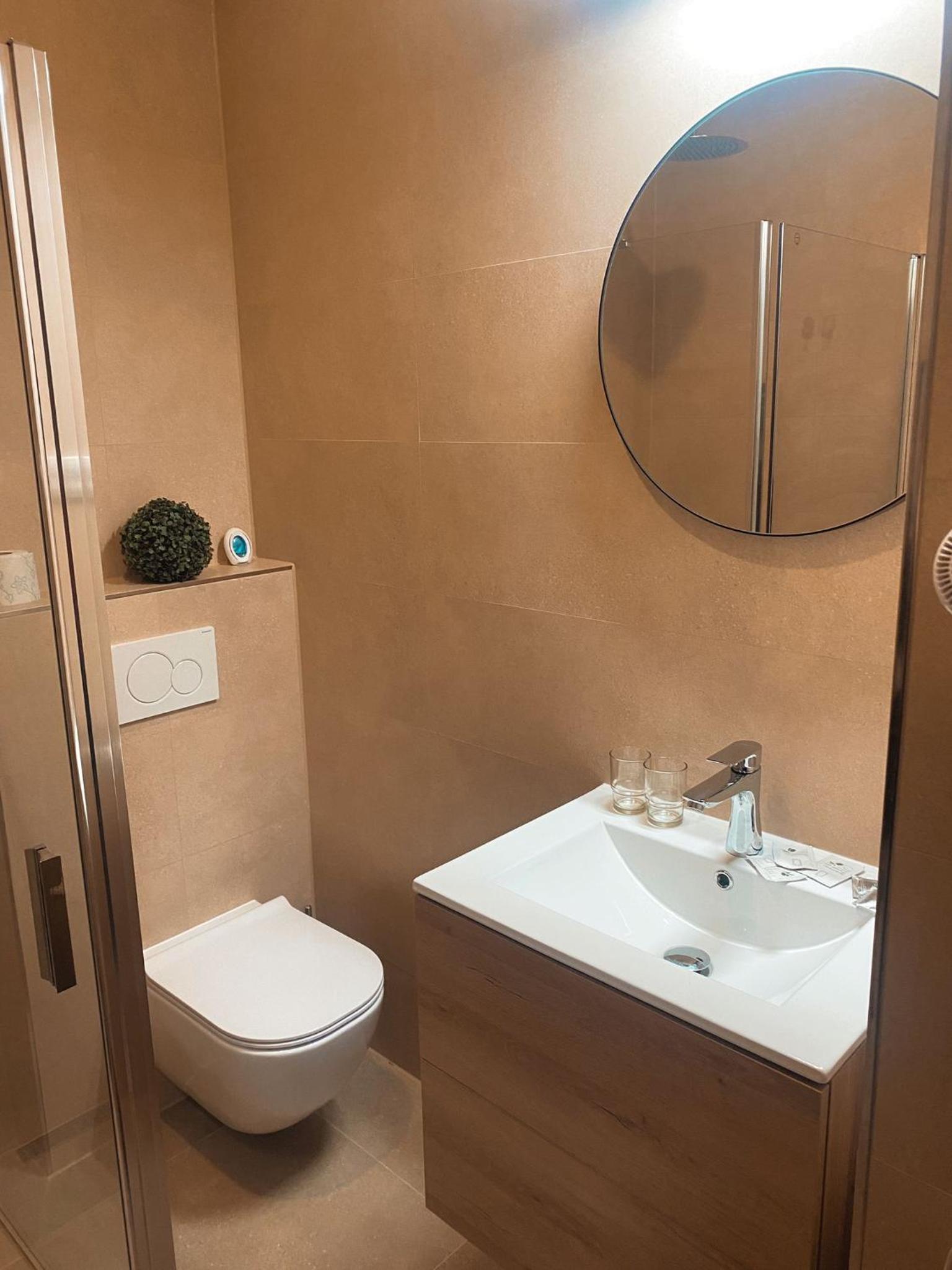 Deluxe Double Room (2 Adults + 1 Child) - Photo 2