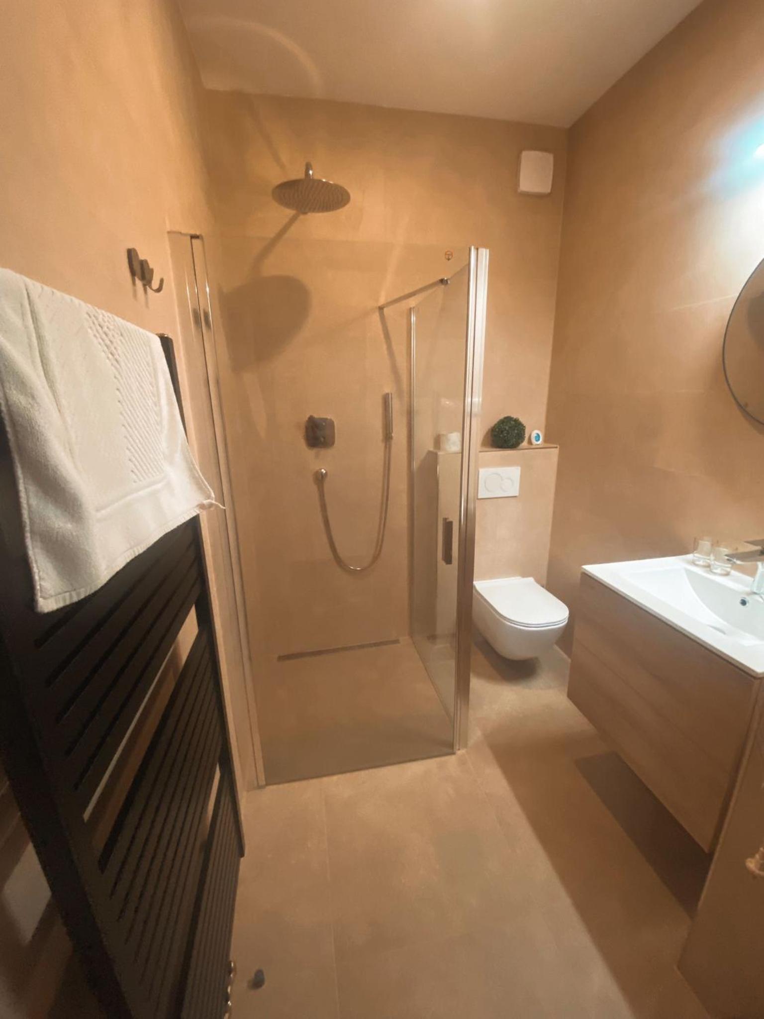 Deluxe Double Room (2 Adults + 1 Child) - Photo 3