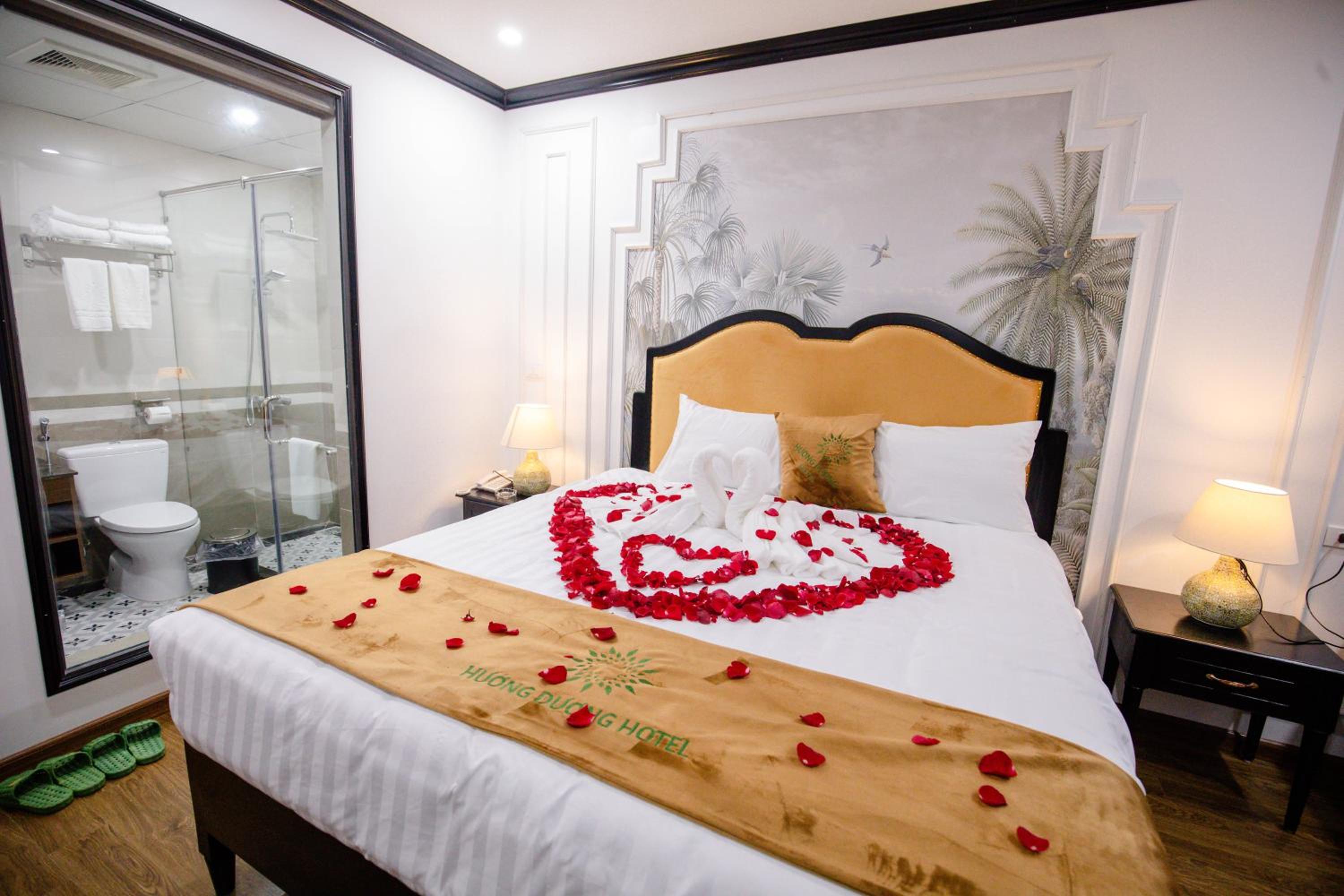 Deluxe King Room - Photo 9