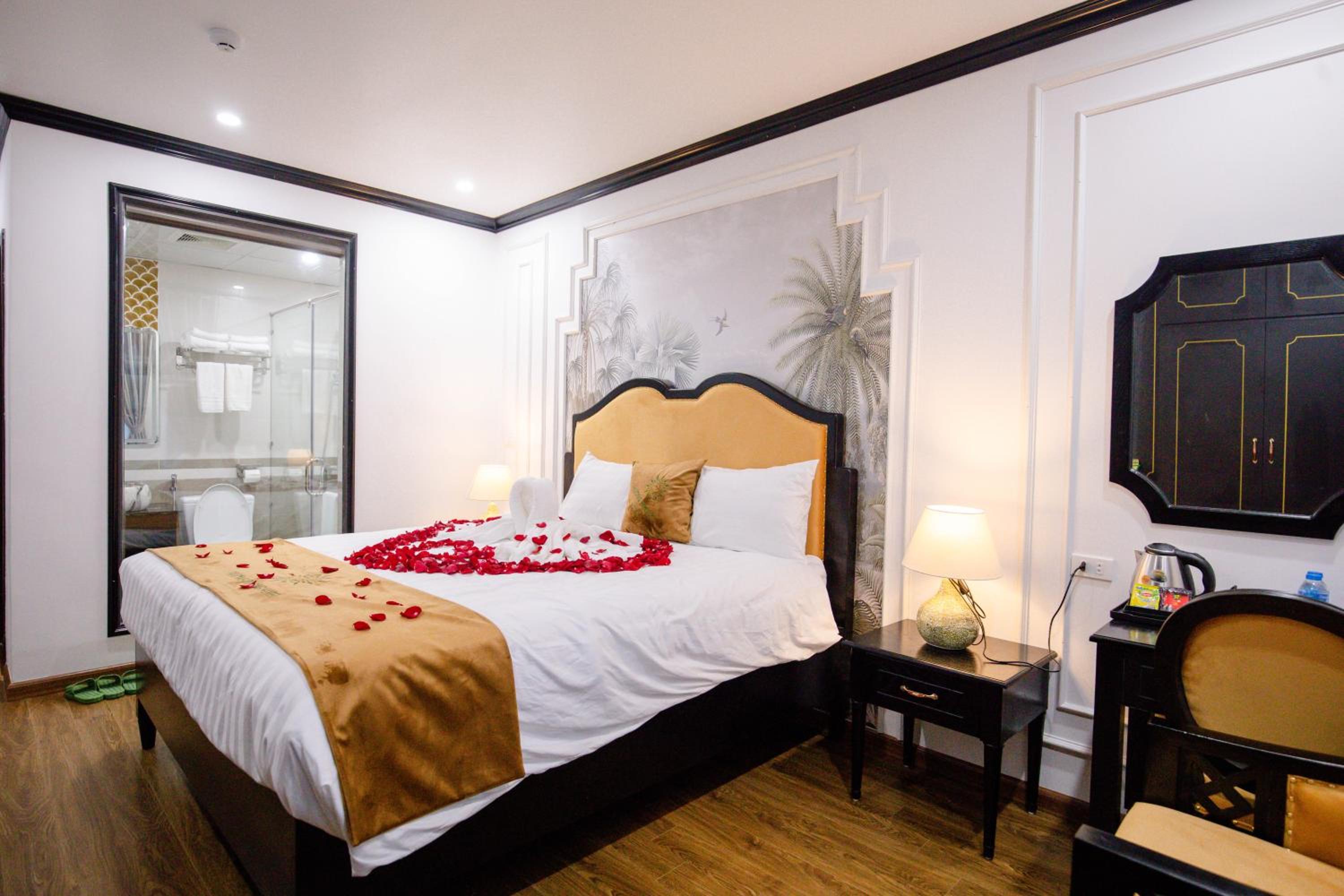 Deluxe King Room - Photo 8