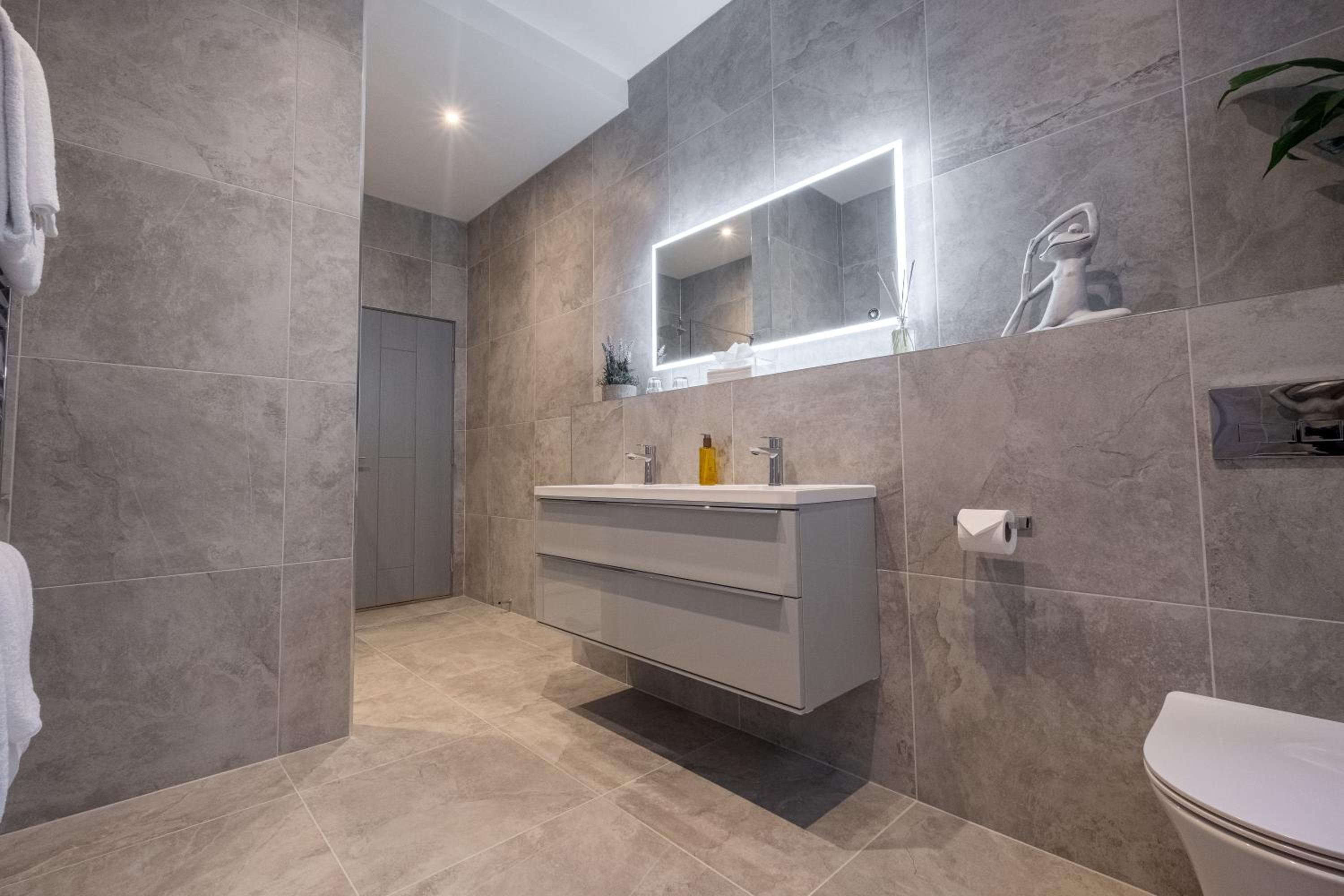 Executive Suite - Photo 3