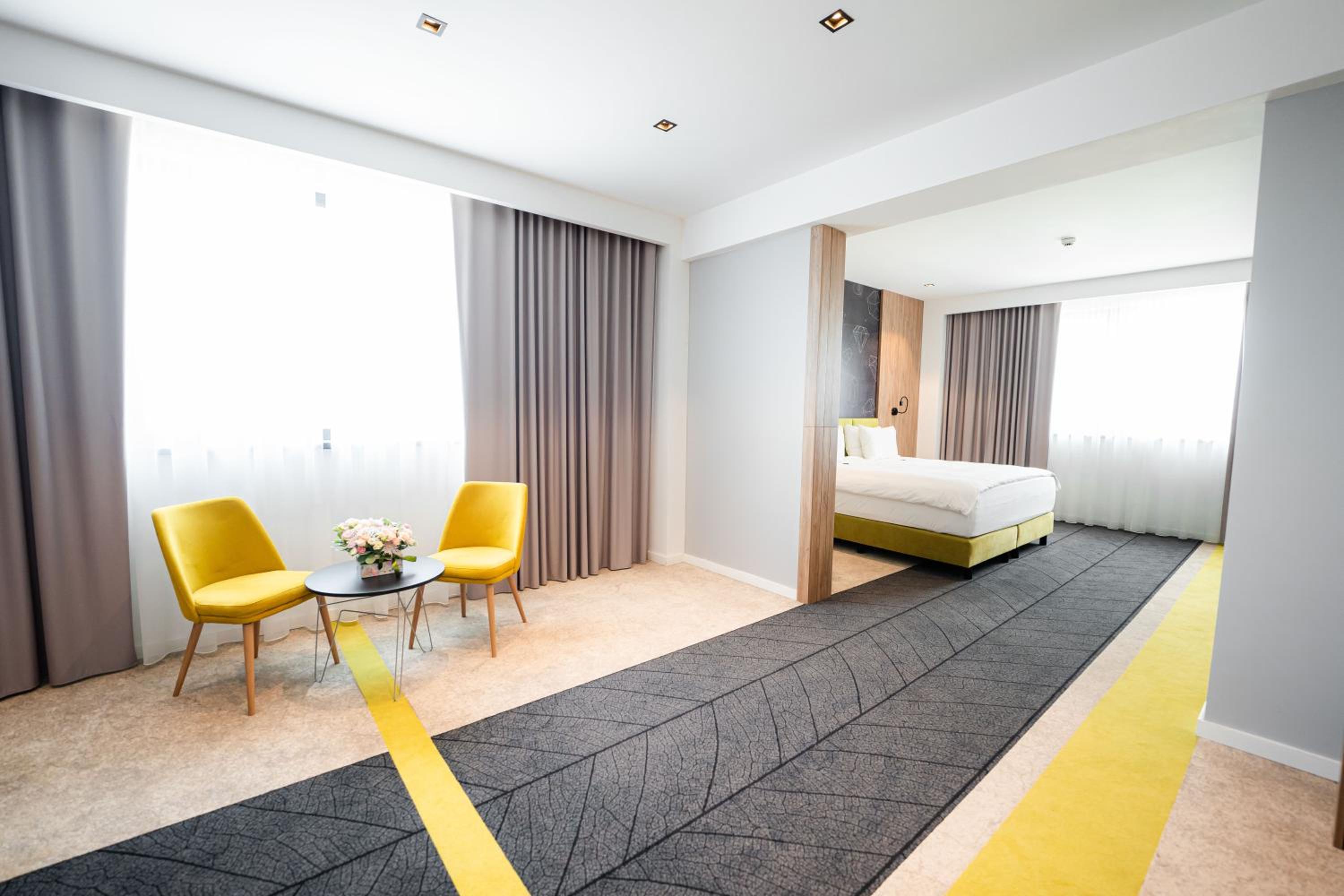 Executive Suite - Photo 4
