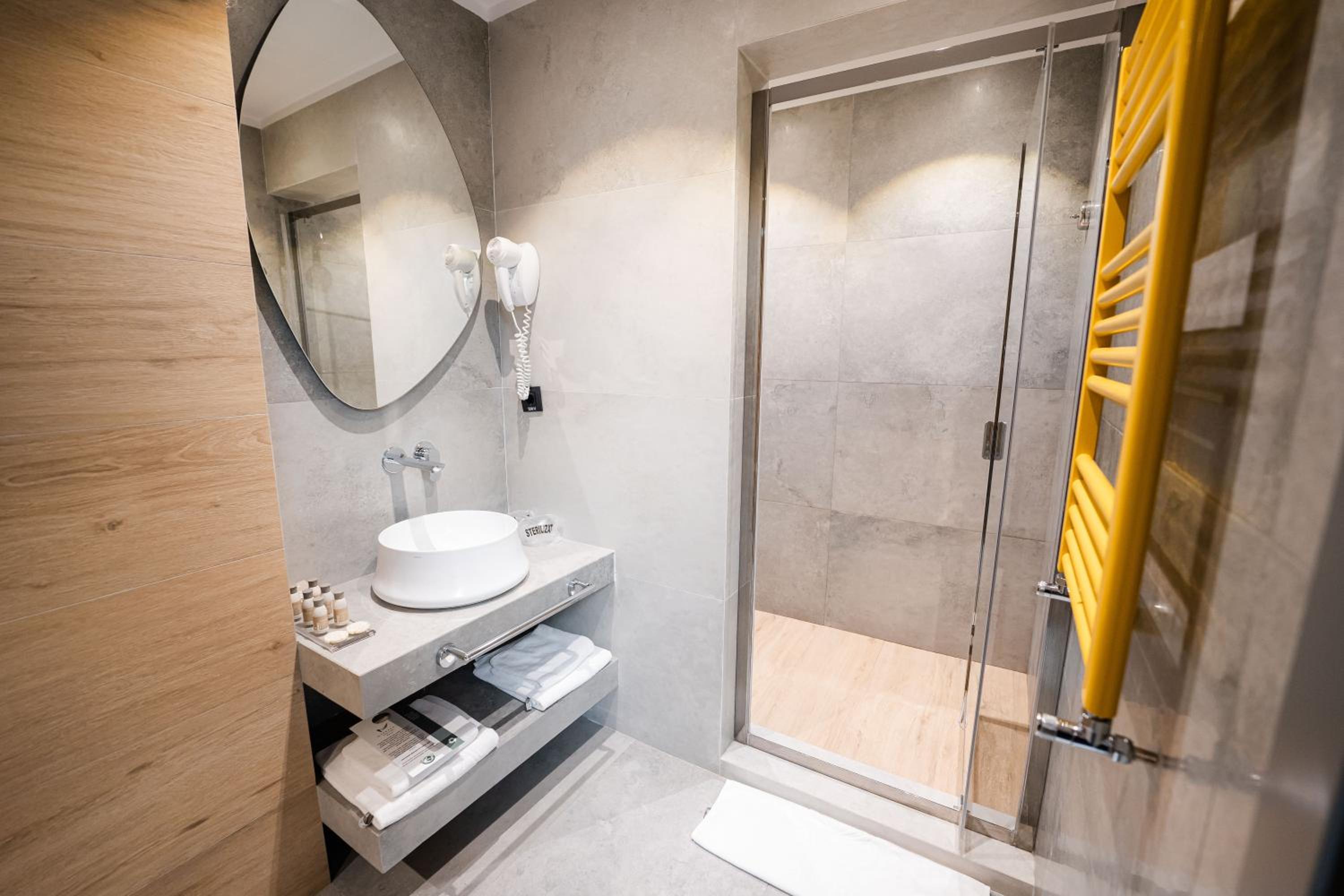 Executive Suite - Photo 6