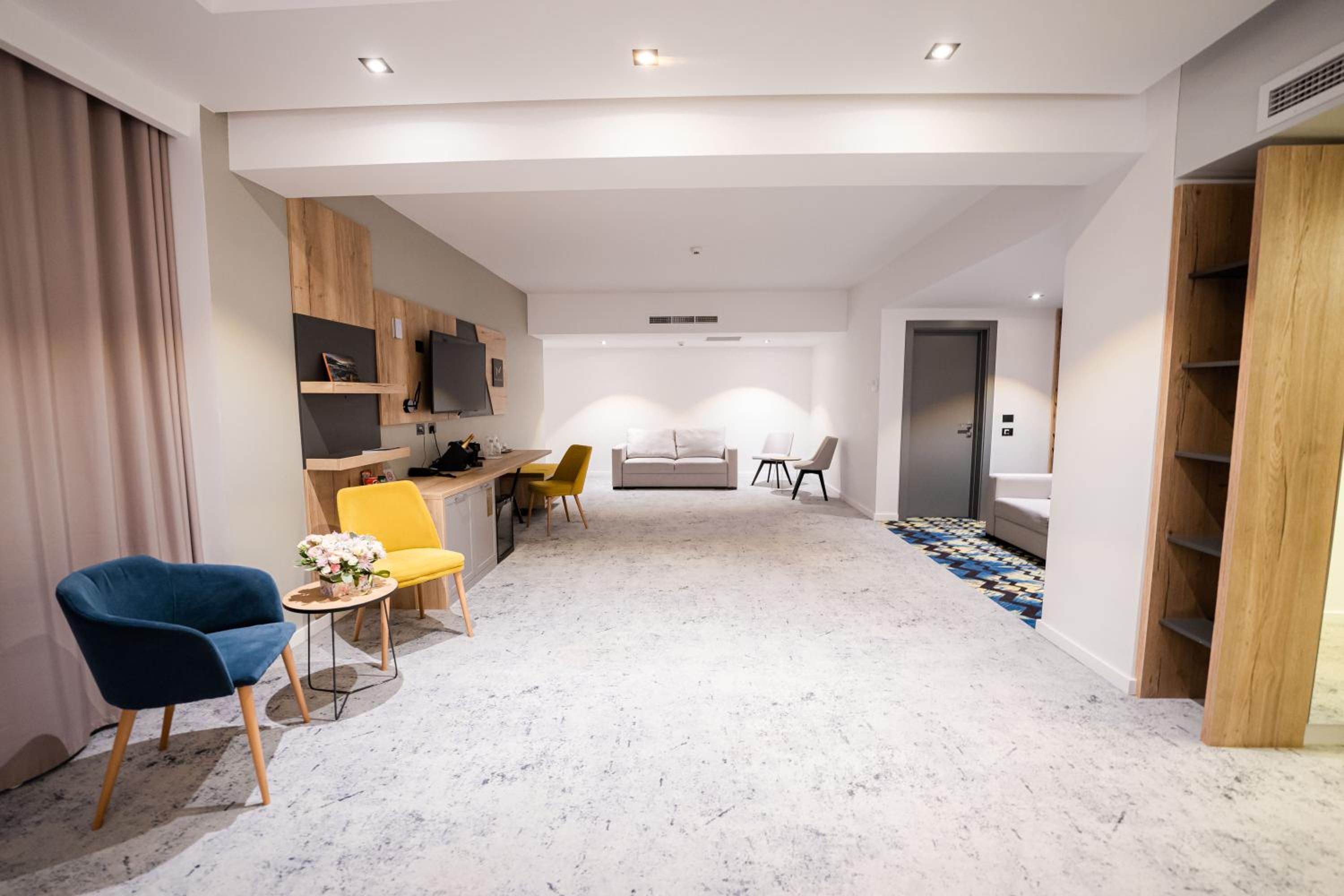 Executive Suite - Photo 7