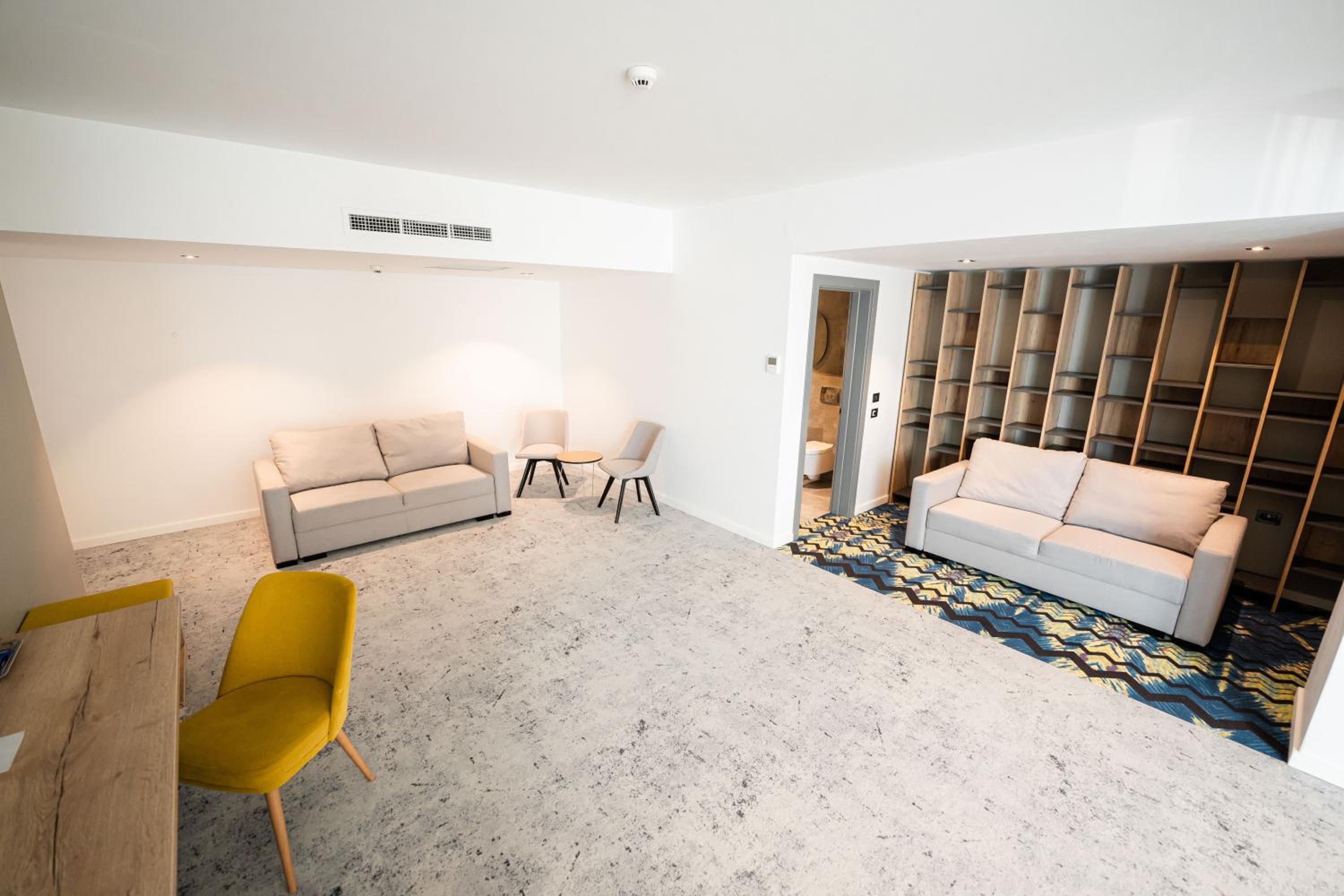 Executive Suite - Photo 9