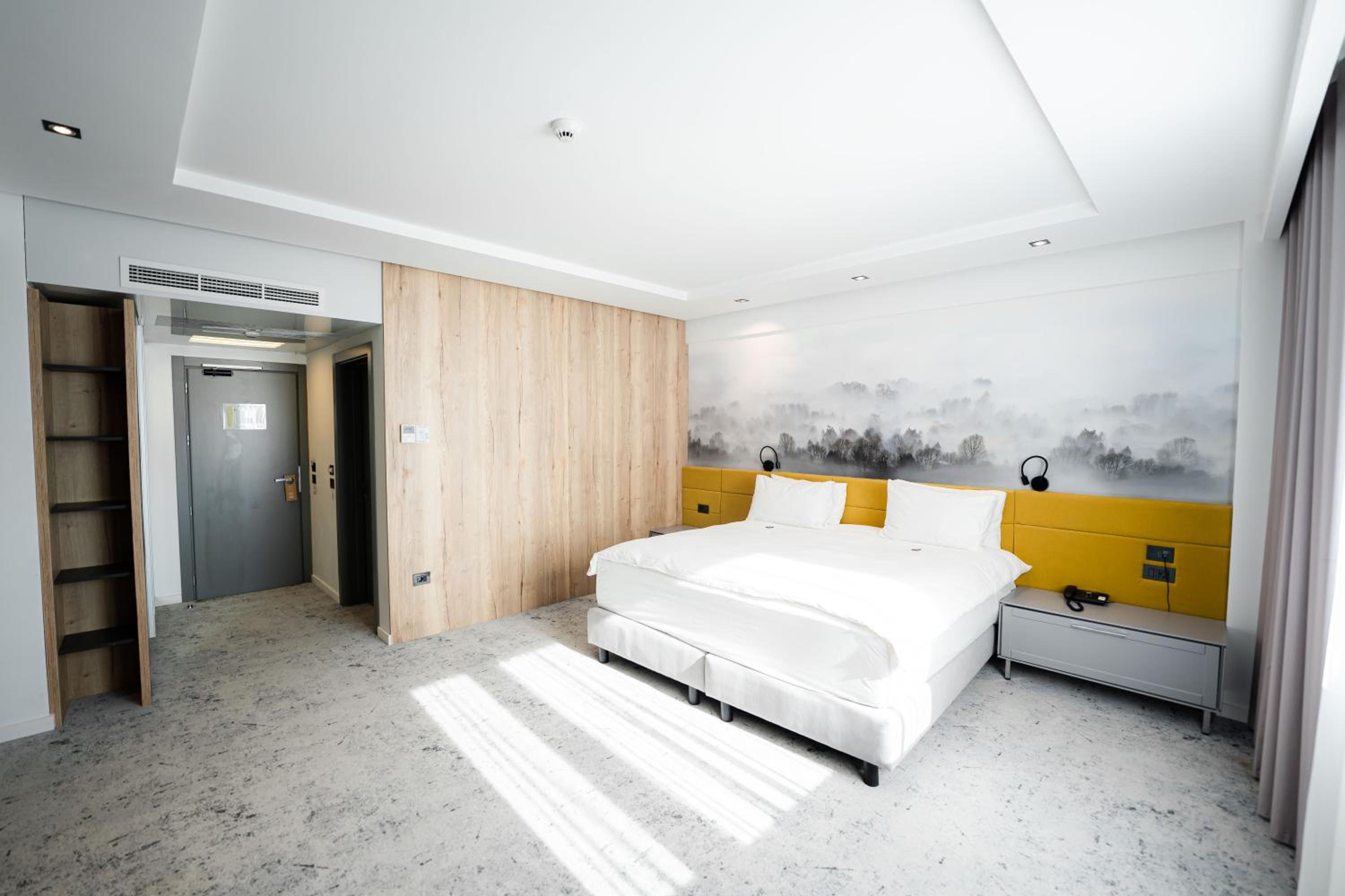 Executive Suite - Photo 2