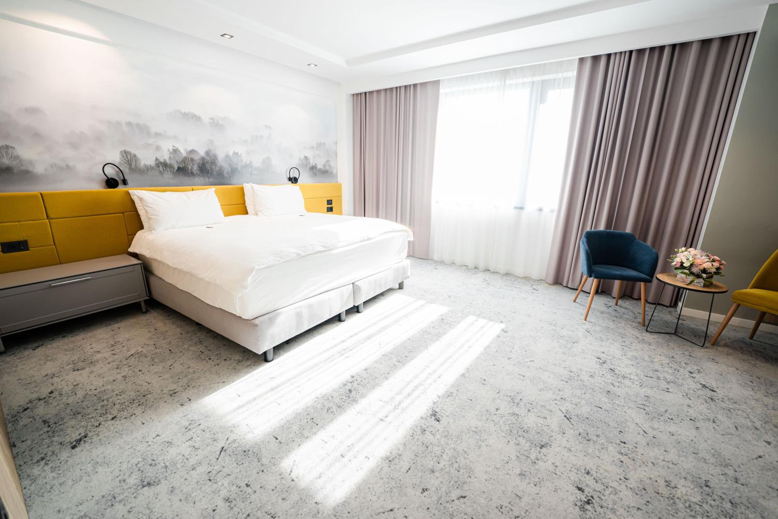 Executive Suite - Photo 12