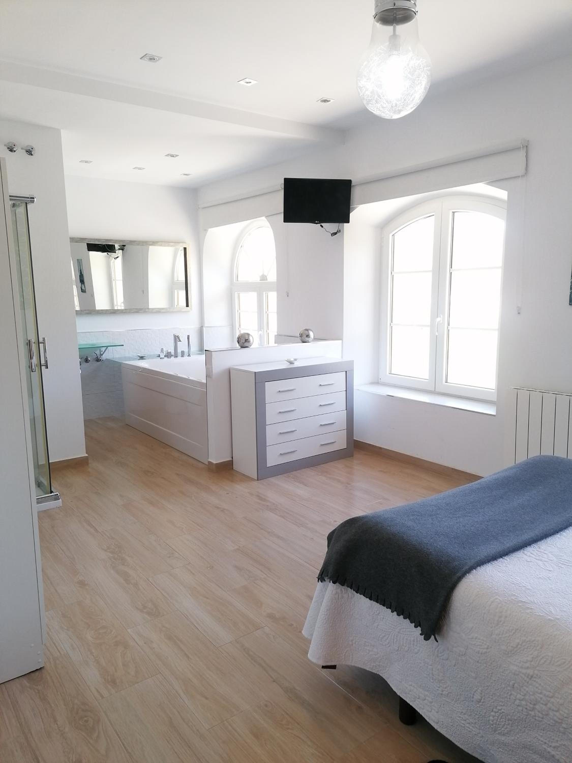 Deluxe Suite with Spa Bath photo 3