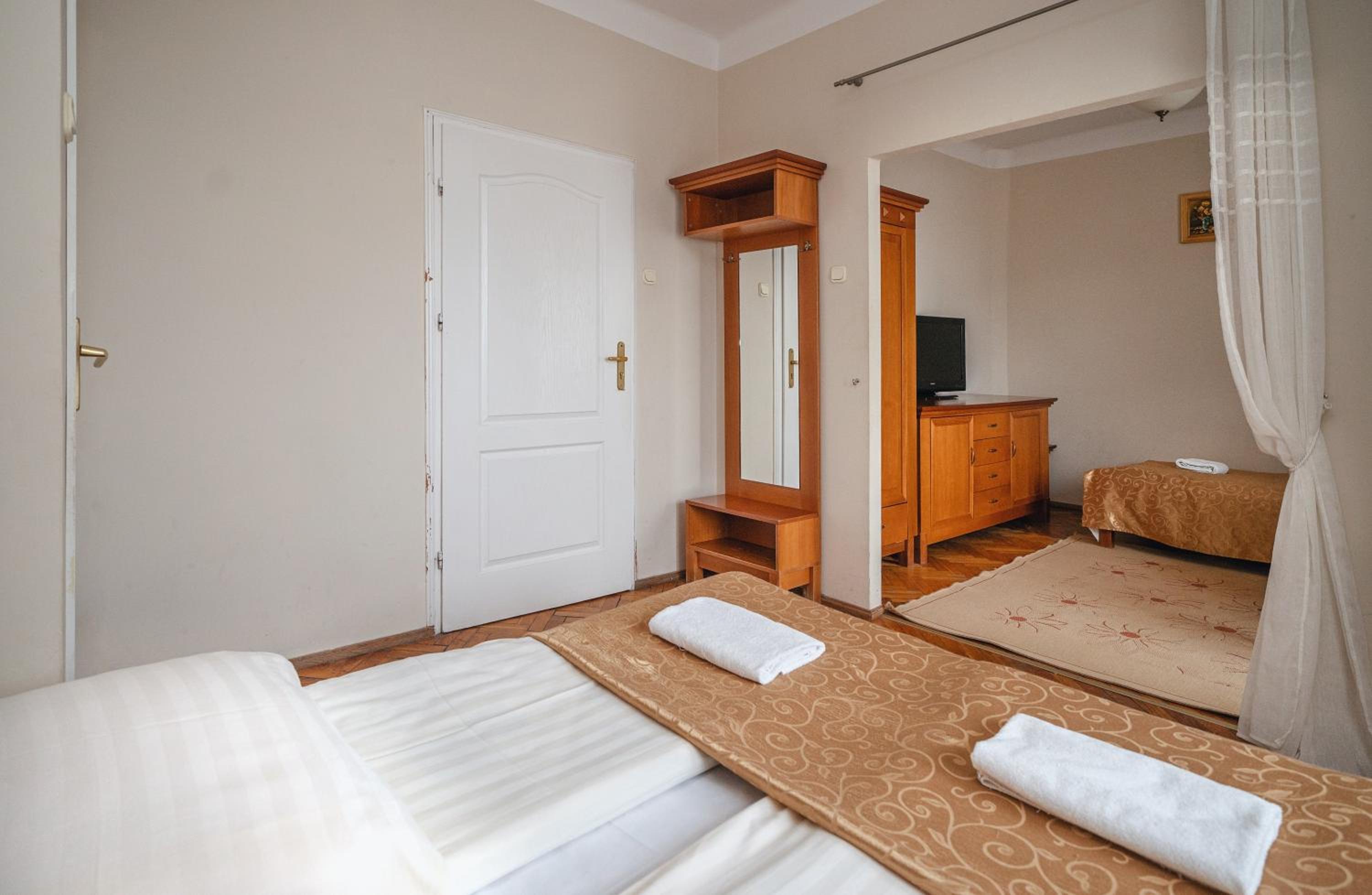 Triple Room - Photo 9