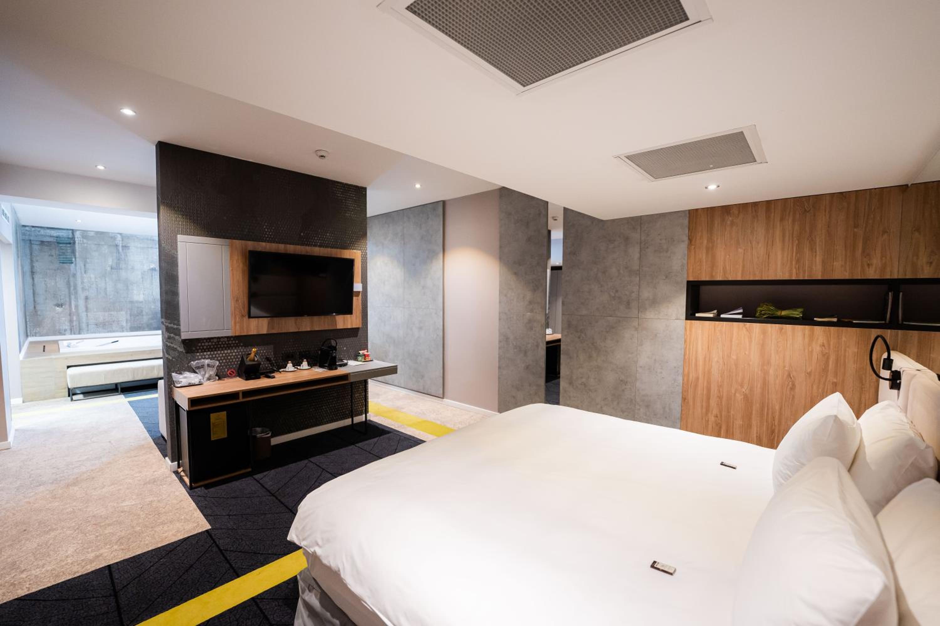 Supreme Suite (with jacuzzi) - Photo 1