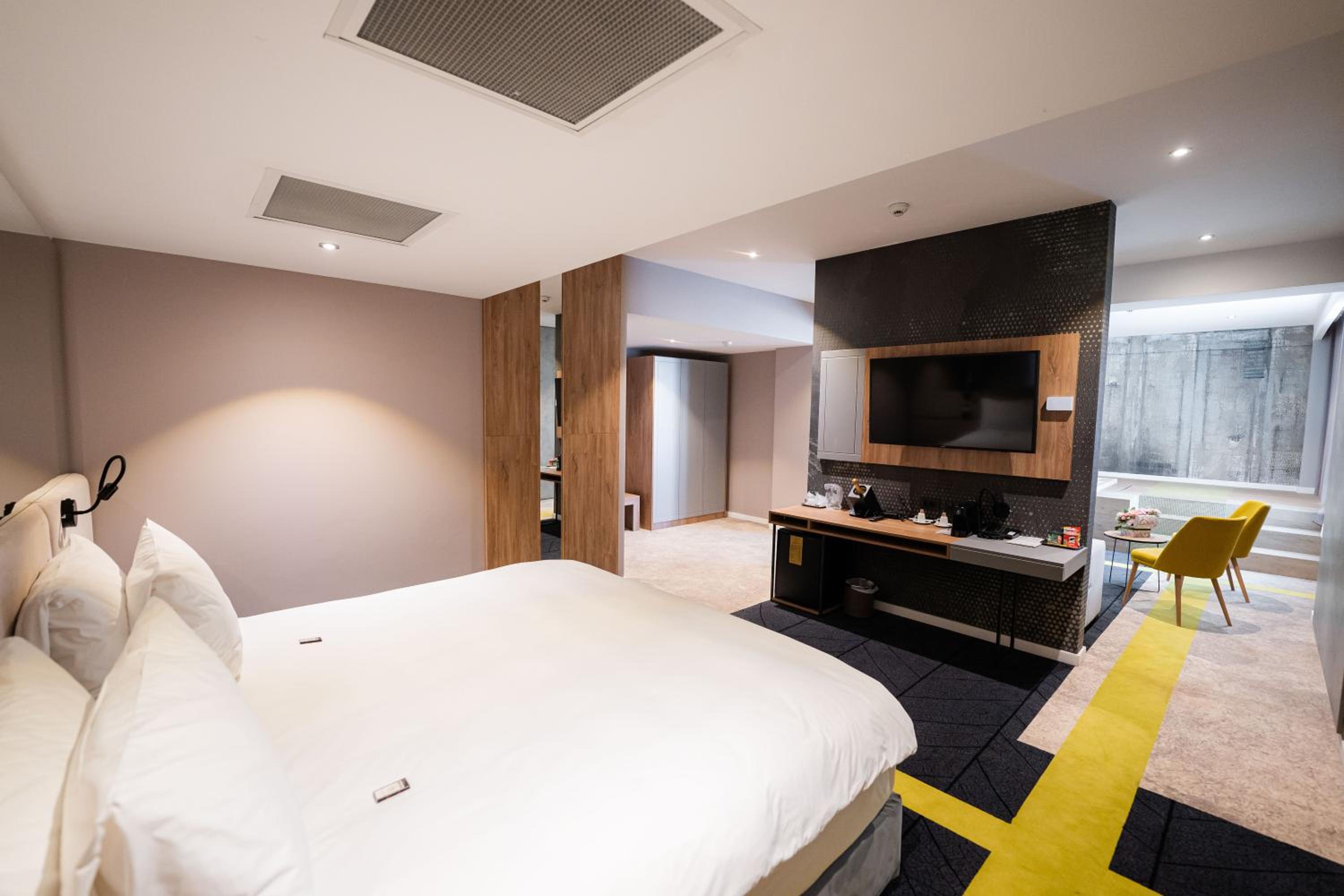 Supreme Suite (with jacuzzi) - Photo 3