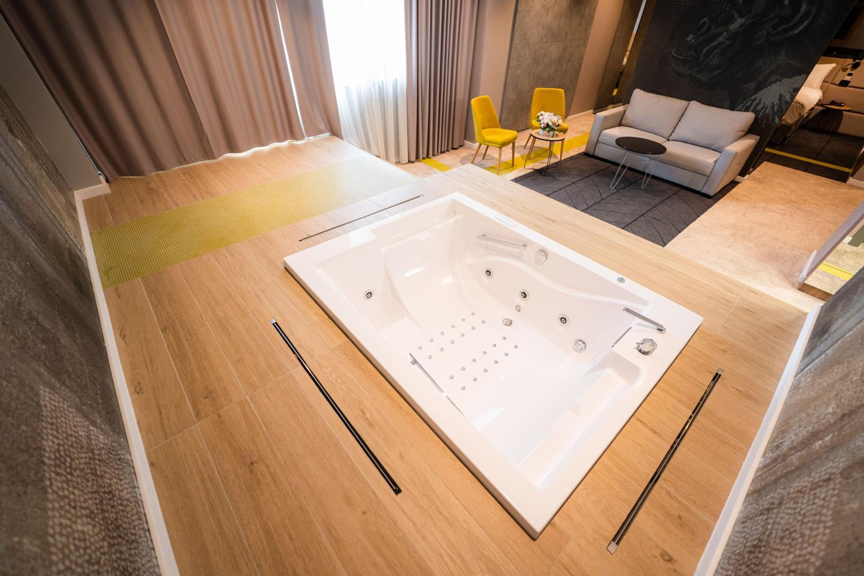 Supreme Suite (with jacuzzi) - Photo 10