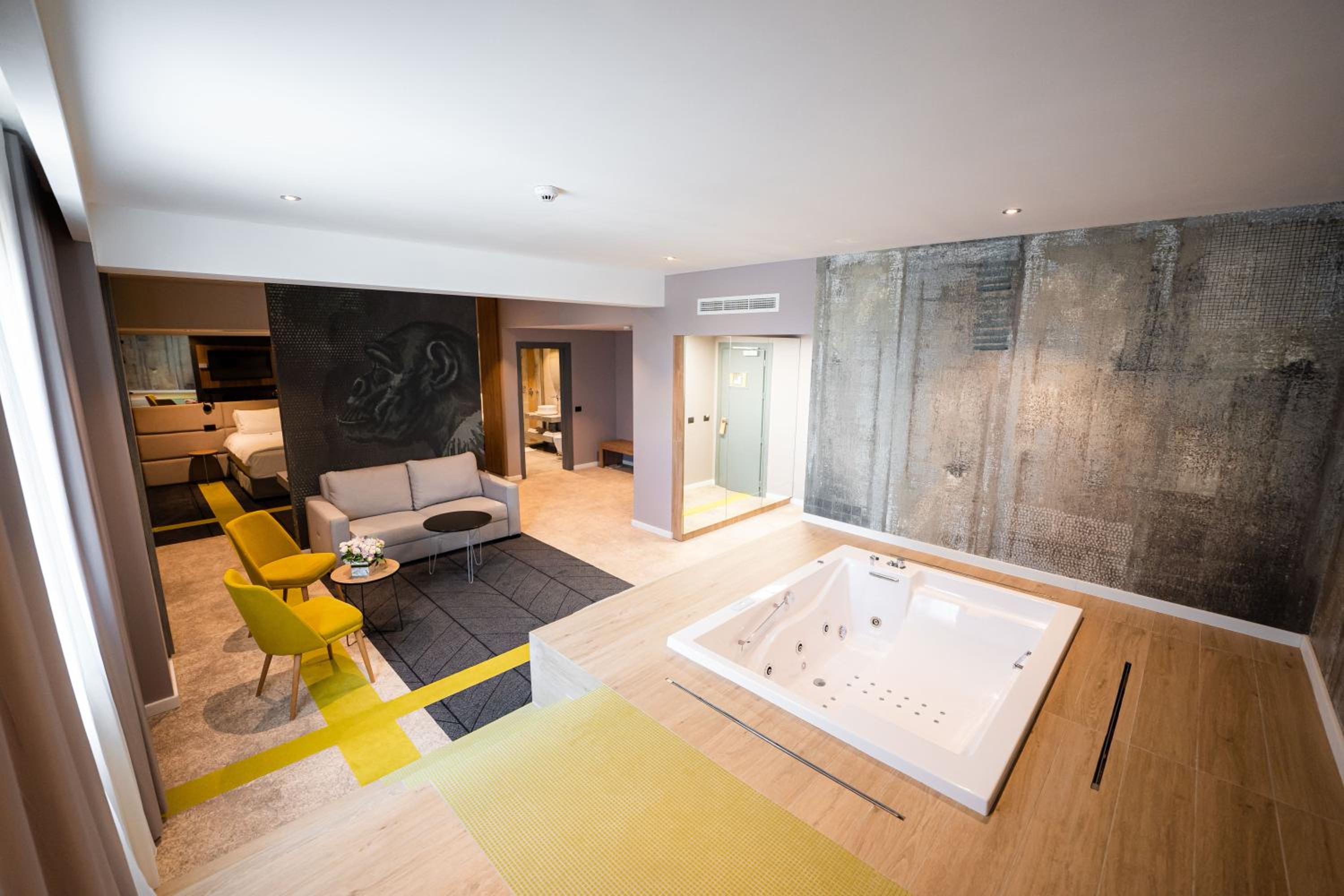 Supreme Suite (with jacuzzi) - Photo 8