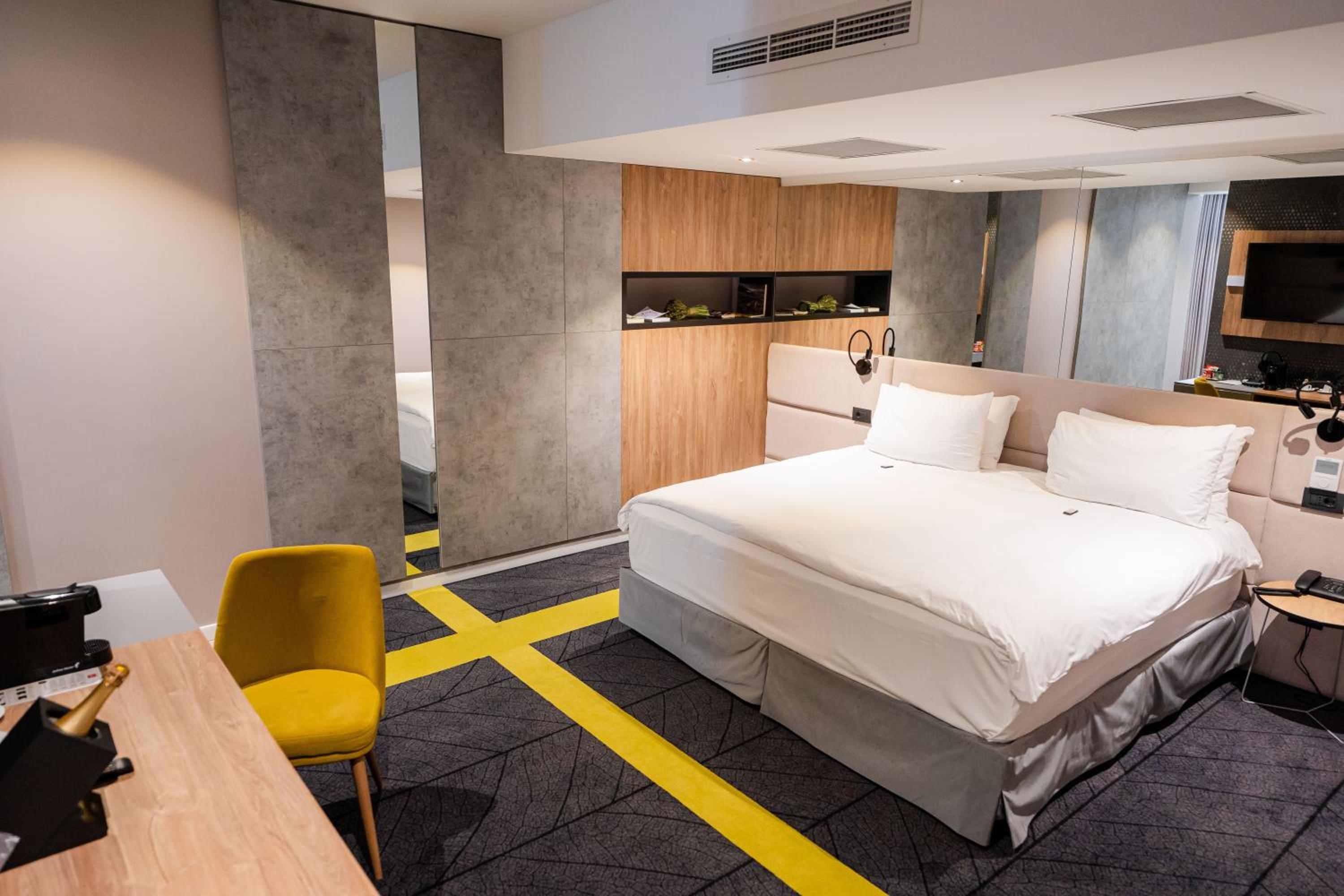 Supreme Suite (with jacuzzi) - Photo 4