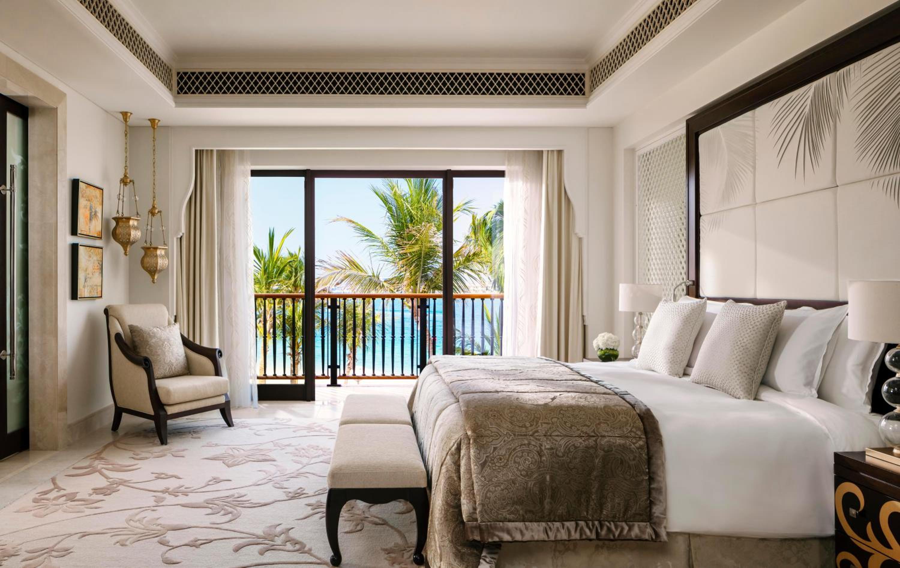Beachfront Executive Suite with Waterpark Access thumbnail 5