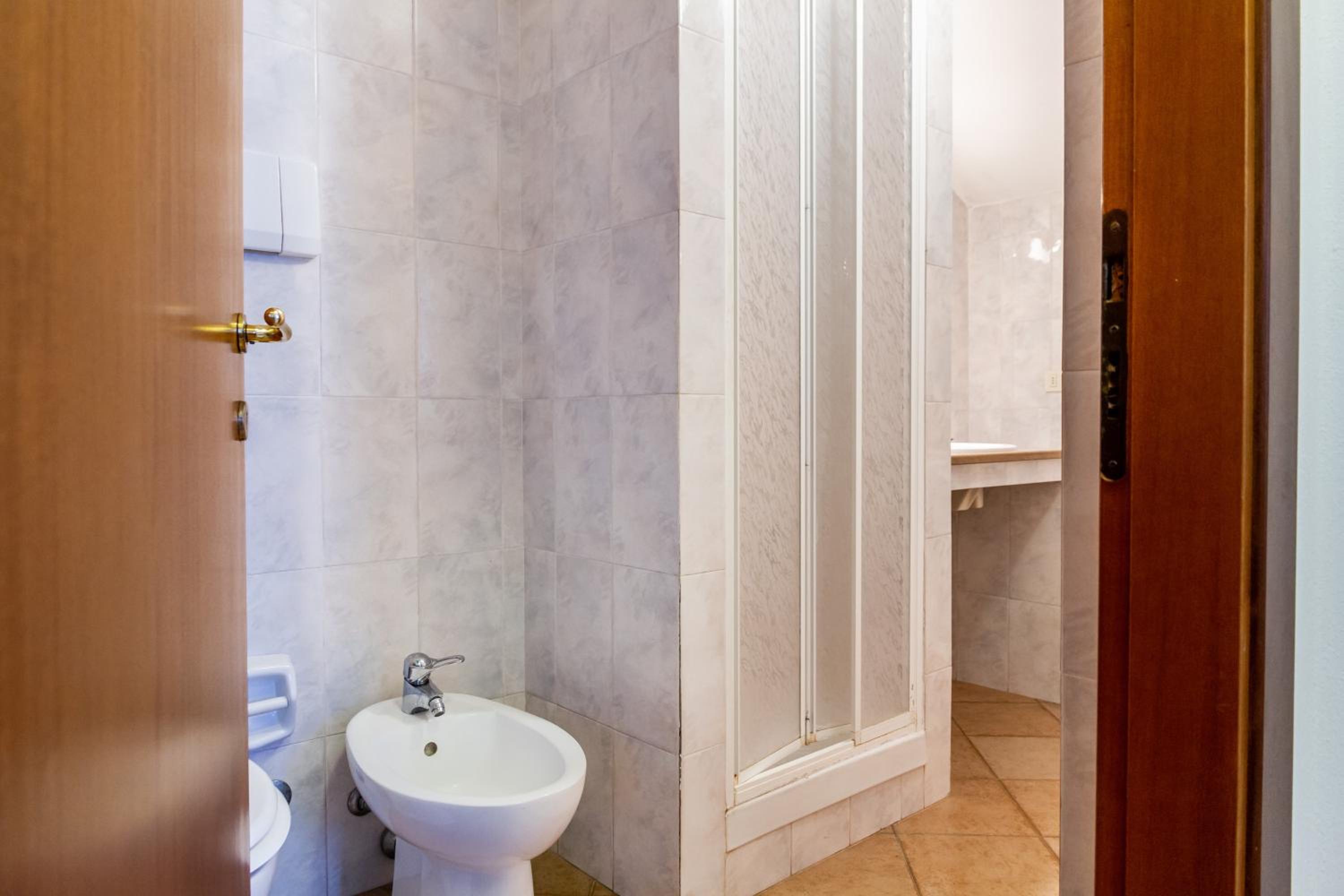 Apartment with Shower photo 3