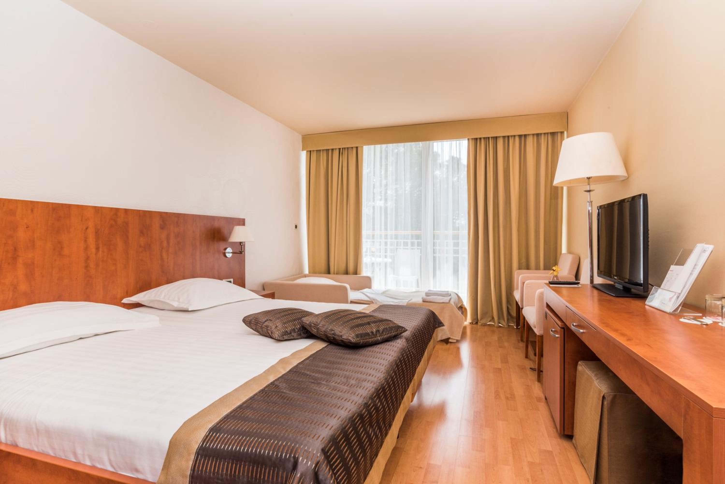 Classic Room with Balcony and Extra Bed - Park Side - Photo 1