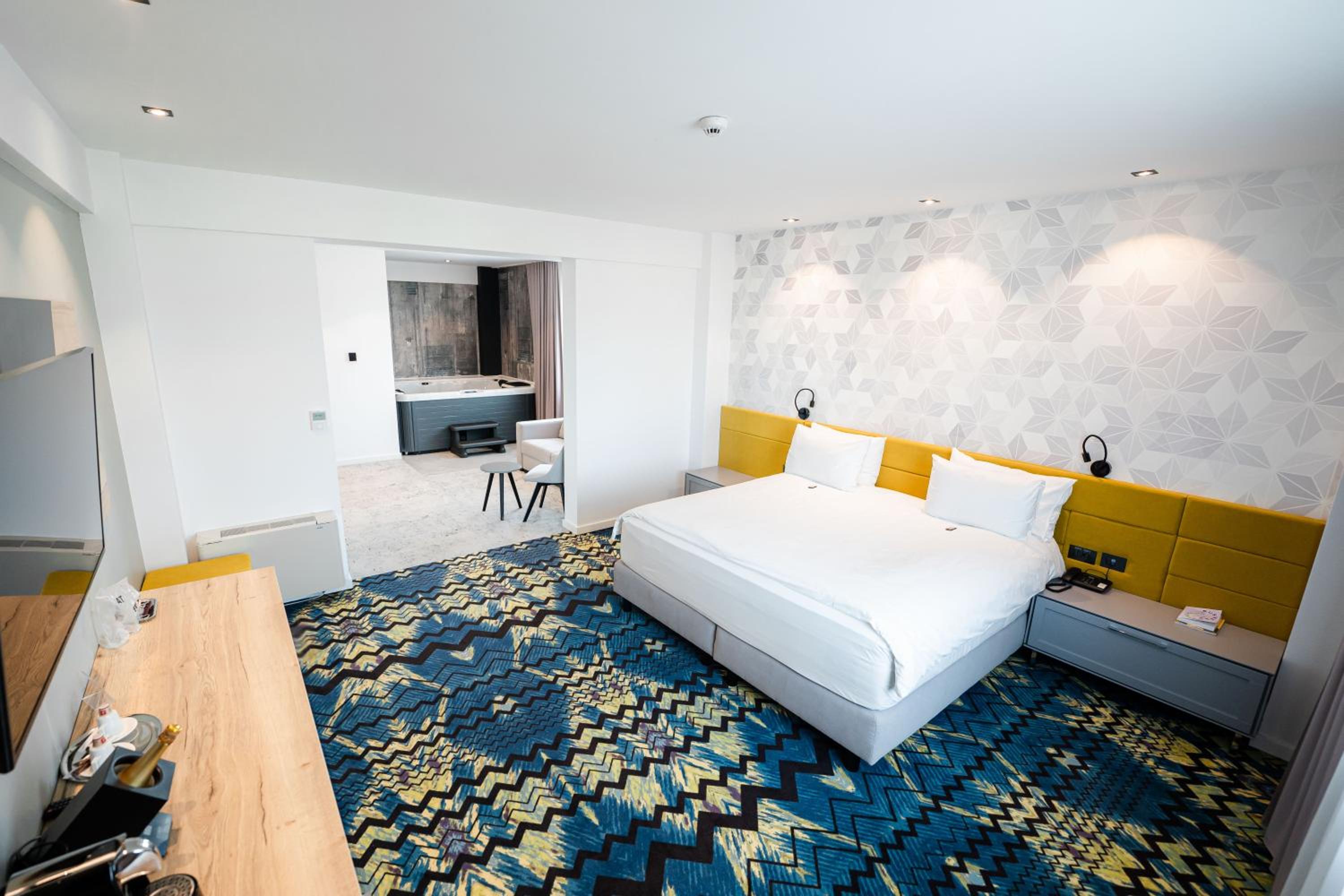 Spa Suite (with jacuzzi & sauna)