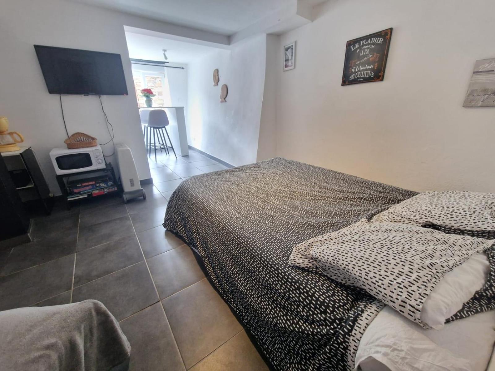 Double Room with Private Bathroom - Photo 18