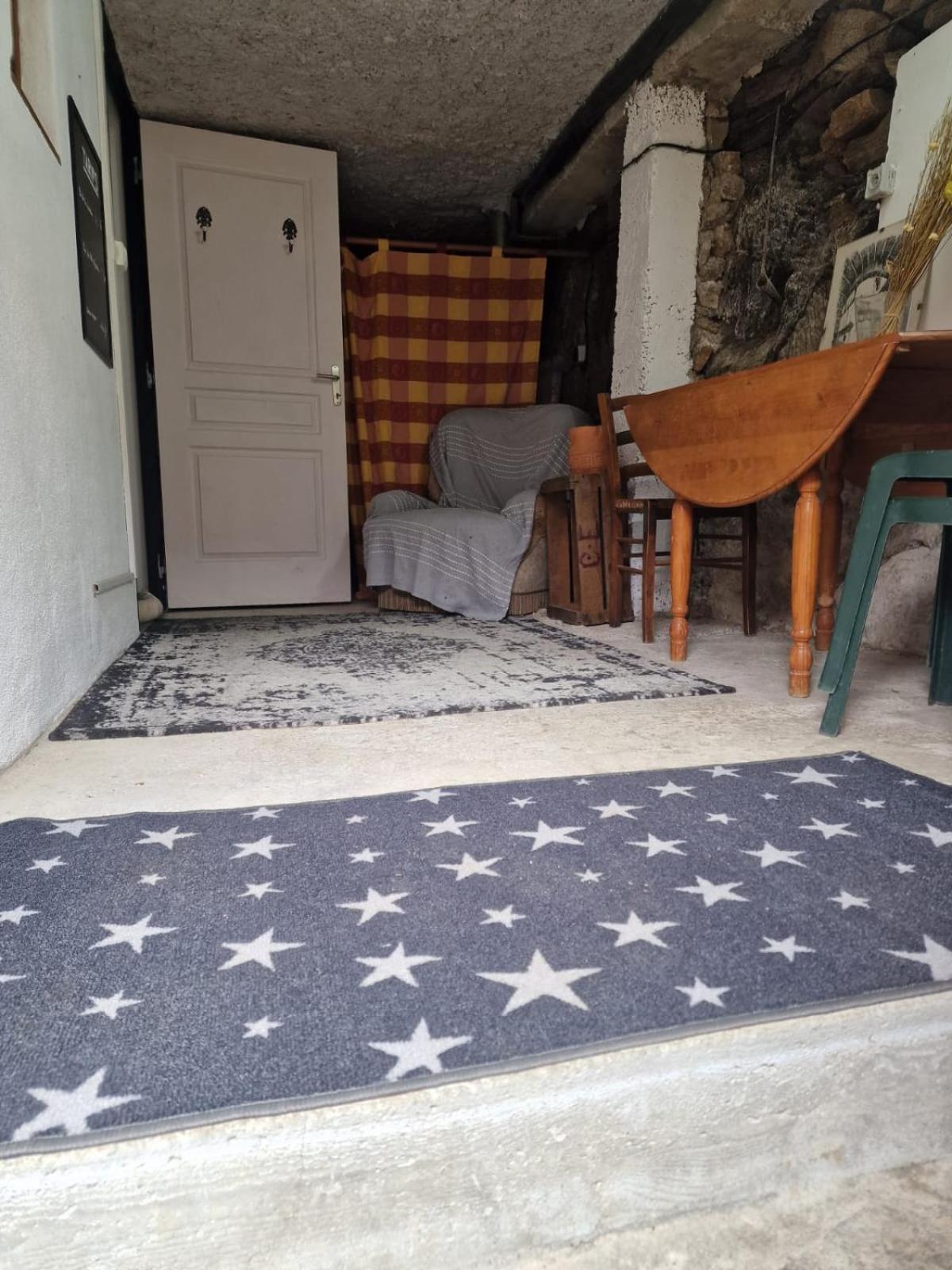 Double Room with Private Bathroom - Photo 12