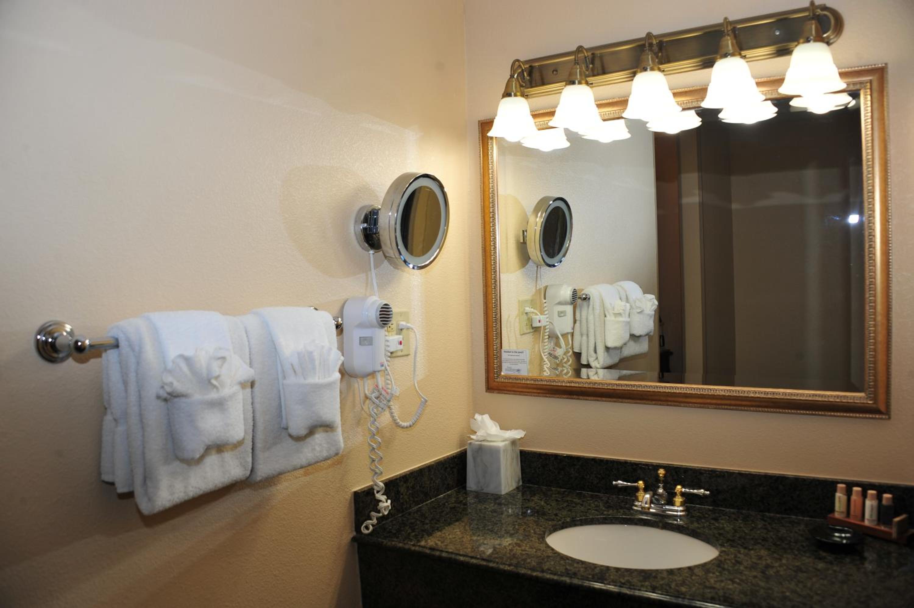 King Room - Non-Smoking photo 2