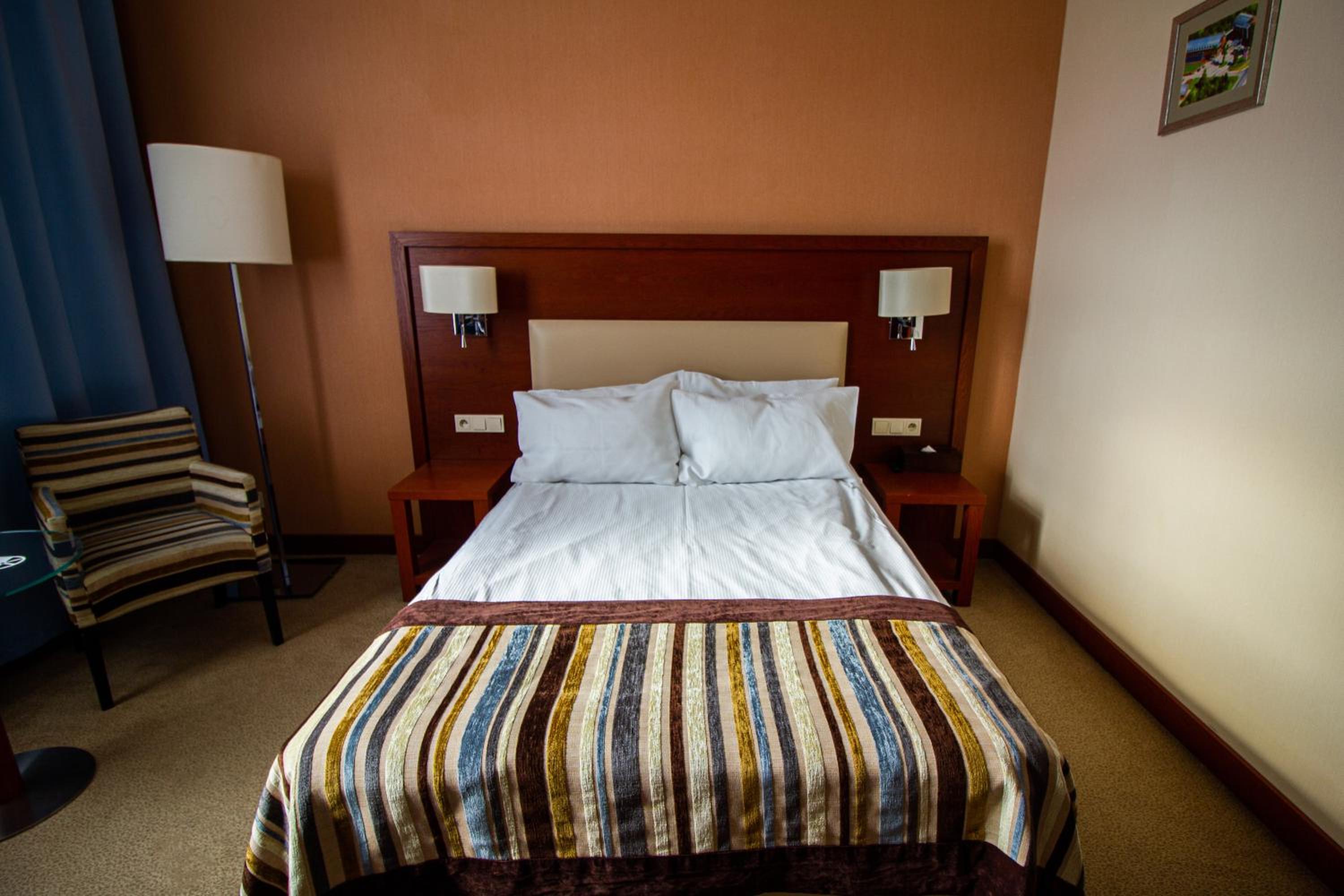 Economy Double Room (55 in bed) - Photo 4