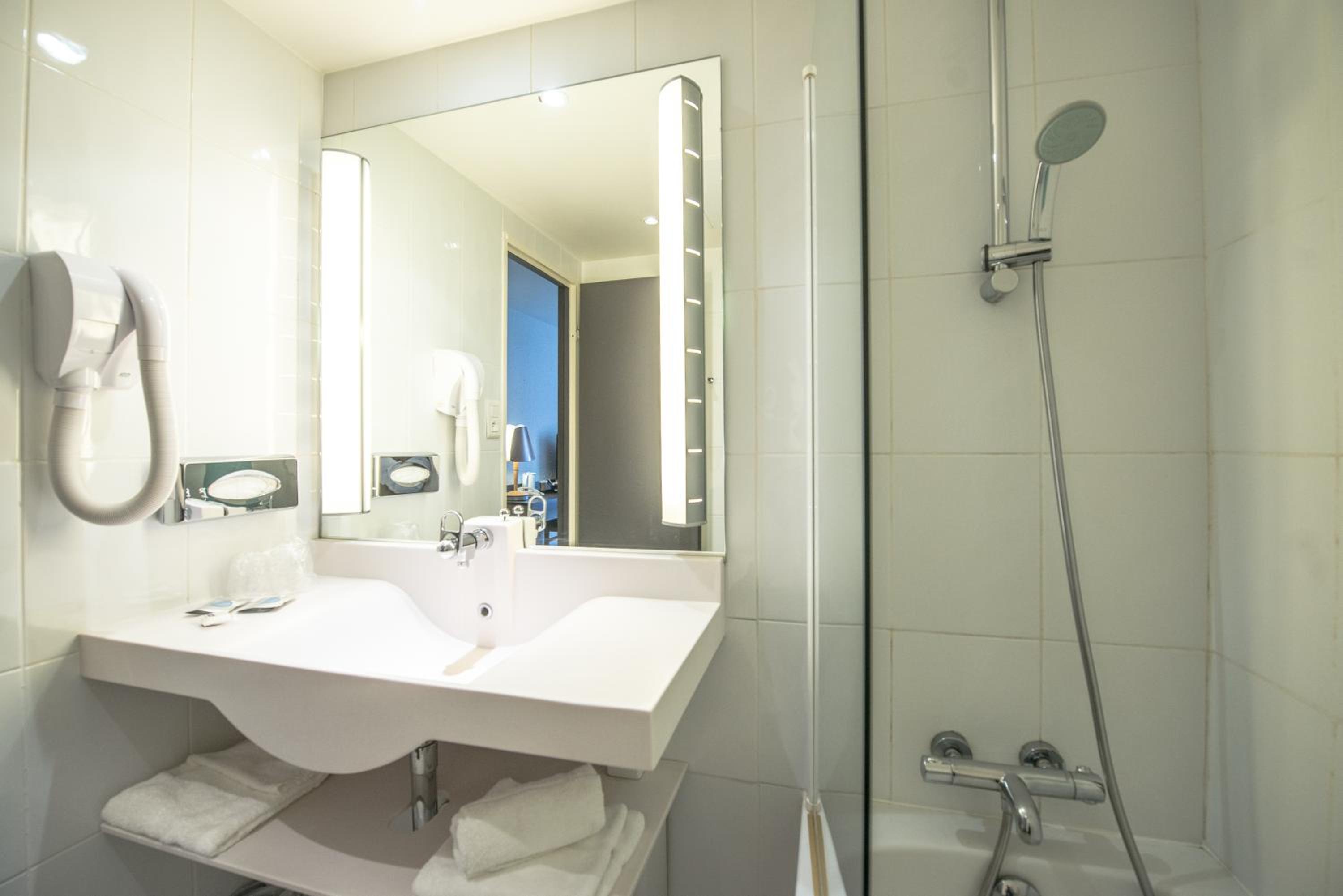 Superior Triple Room with 1 Double and 1 Single Bed - Photo 2