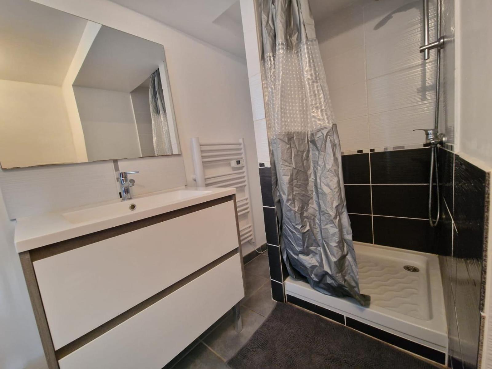 Double Room with Private Bathroom - Photo 30