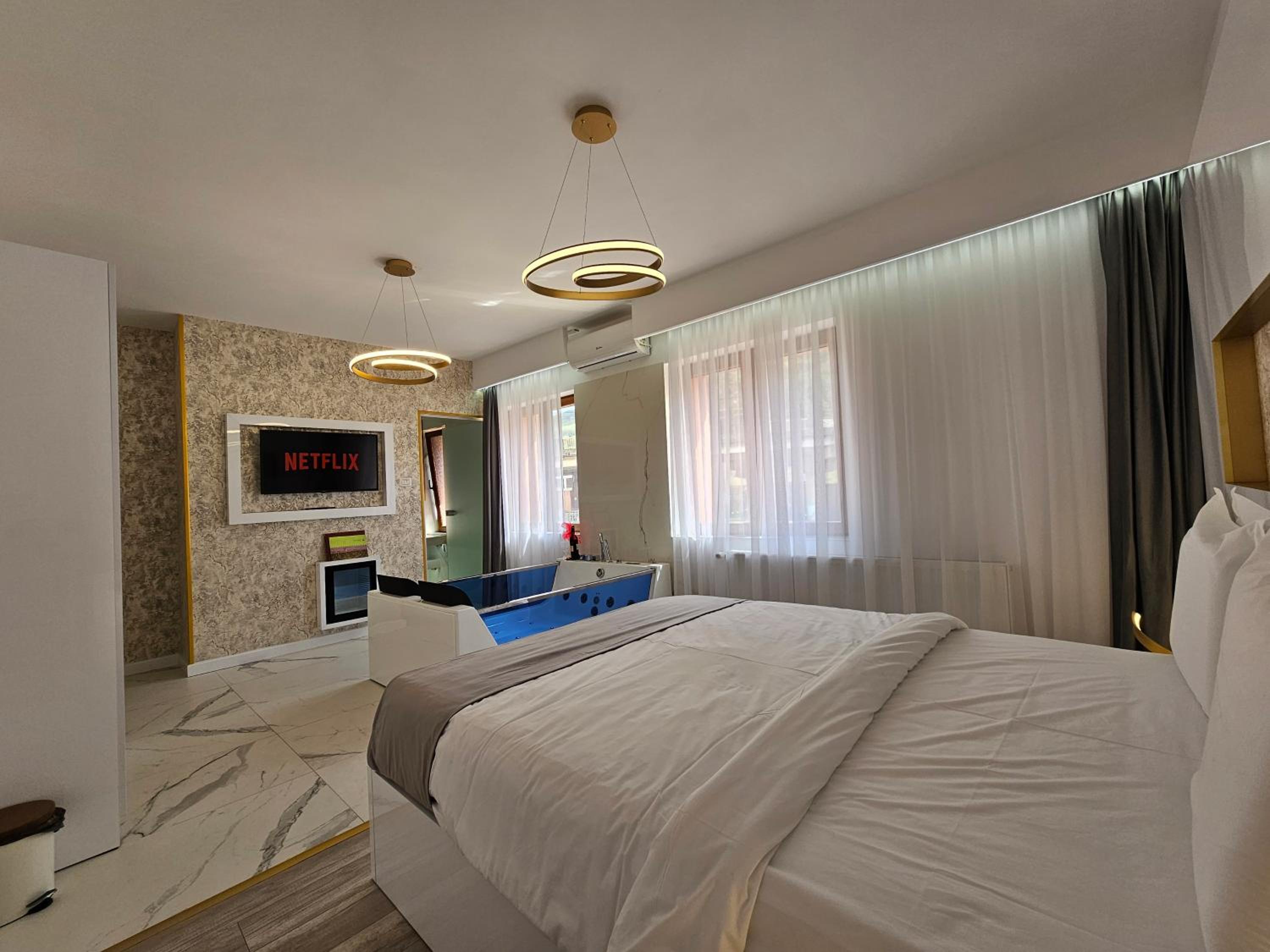 Double Room with Spa Bath photo 3