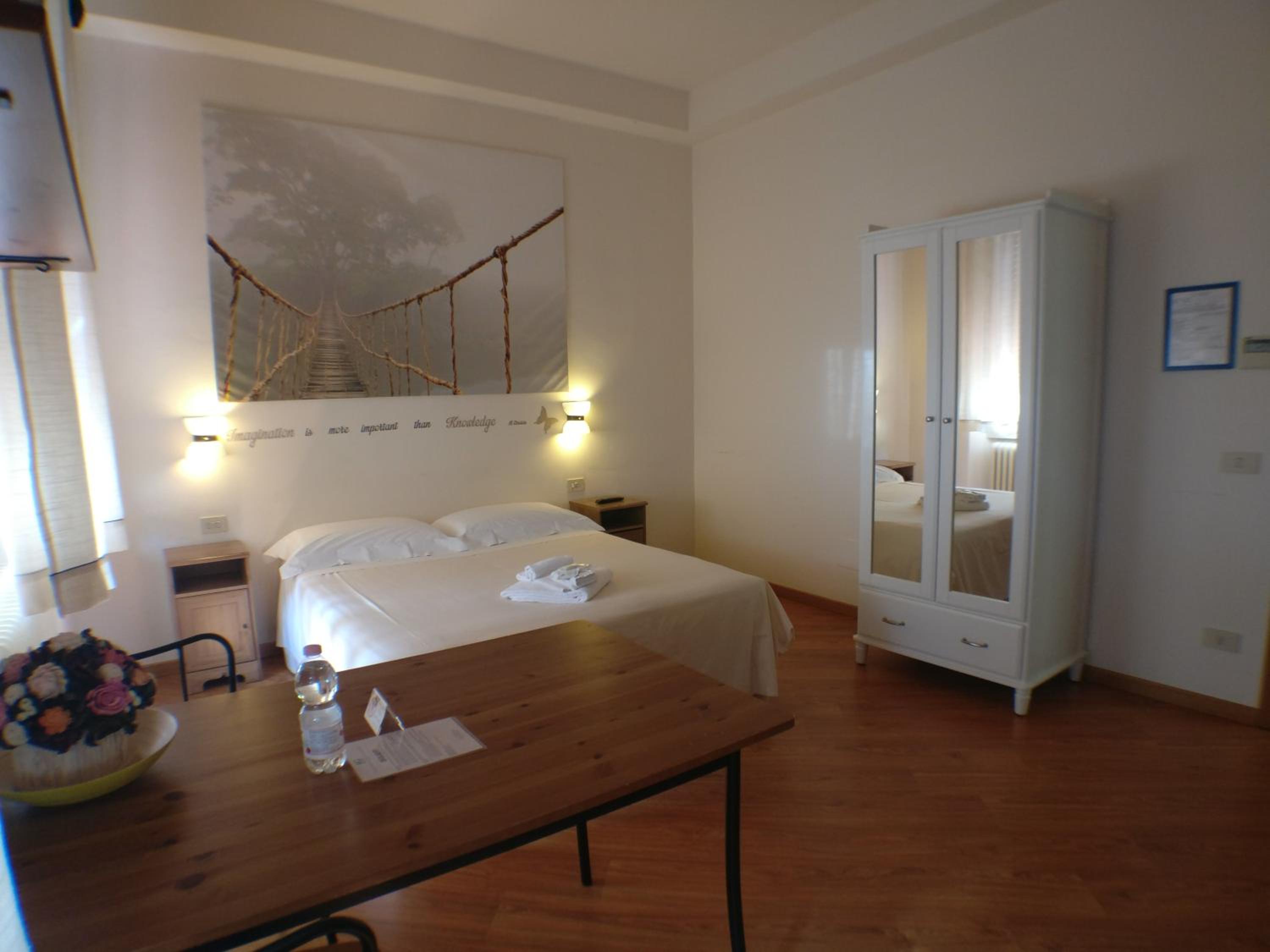 Deluxe Double or Twin Room thumbnail 5