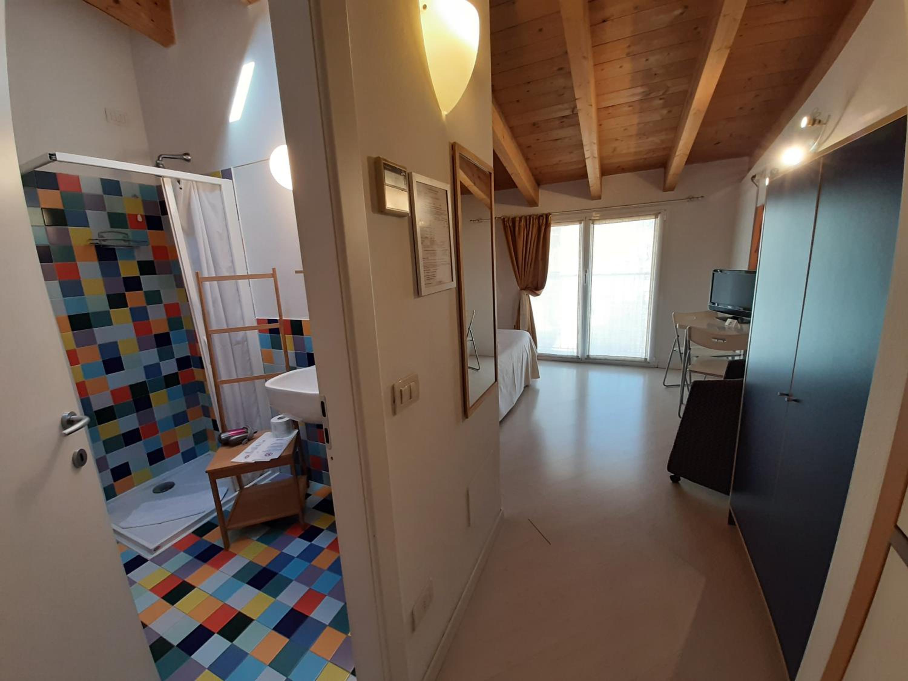 Deluxe Double or Twin Room thumbnail 6